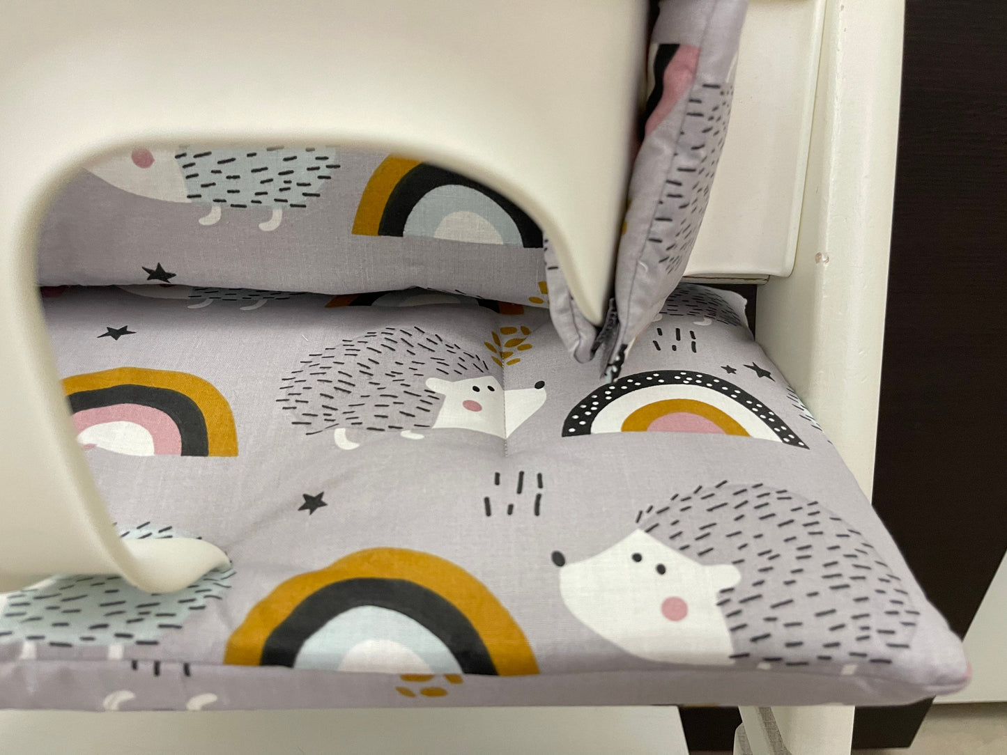 Detailansicht des Baumwoll Stoffes im Igel Motiv für das handgenähte Tripp Trapp Sitzkissen Set – Schneiderei Menzel