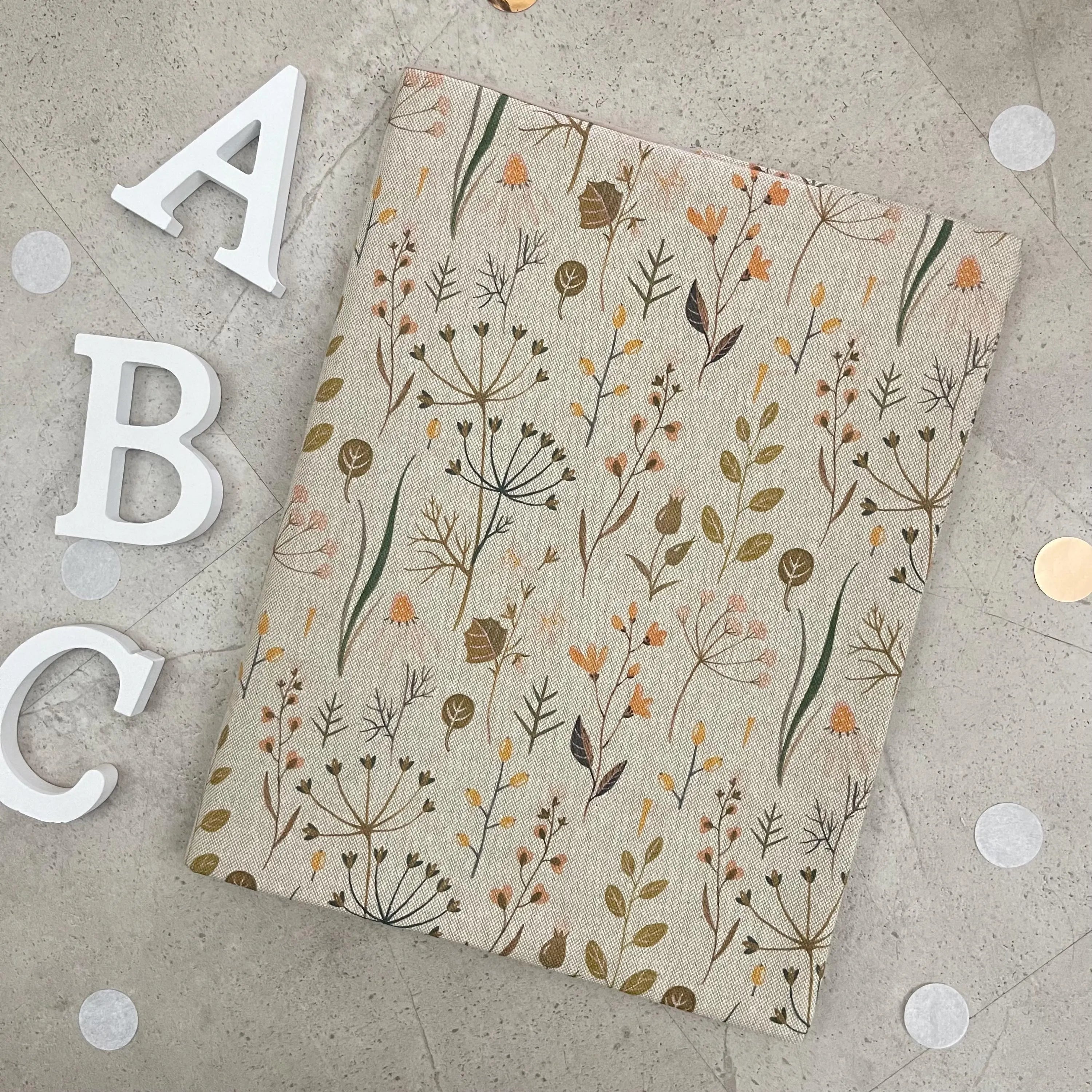 Handgefertigte Zeugnishülle aus Stoff – personalisiert & bestickt, perfektes Geschenk für Schüler - Blumen Natur