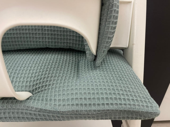 Detailansicht des Waffelpique Stoffes in Salbei für das handgenähte Tripp Trapp Sitzkissen Set – Schneiderei Menzel