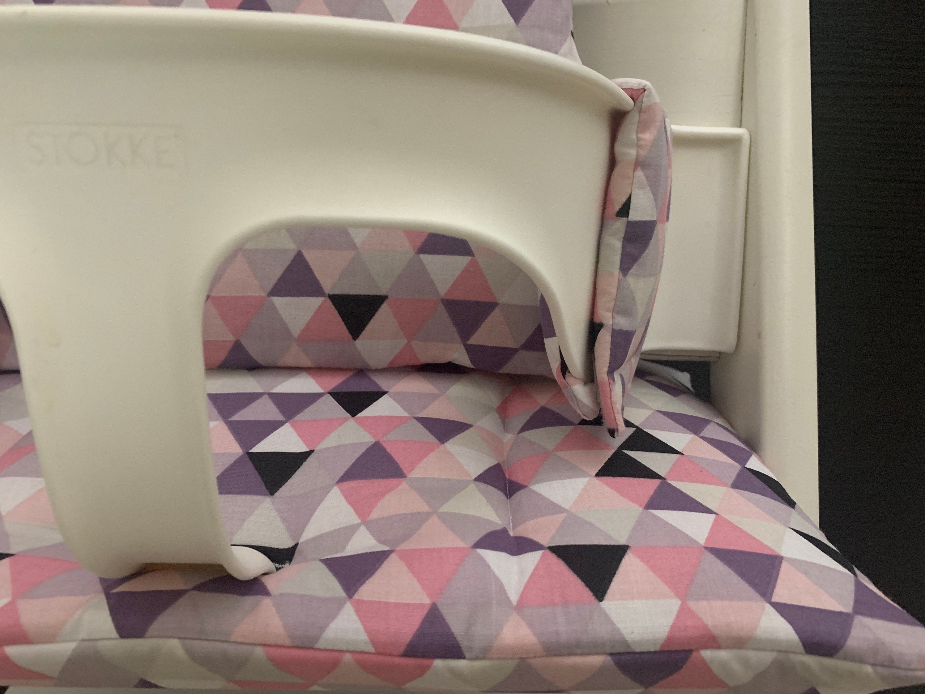 Detailansicht des Baumwoll Stoffes in Dreiecke Rosa für das handgenähte Tripp Trapp Sitzkissen Set – Schneiderei Menzel