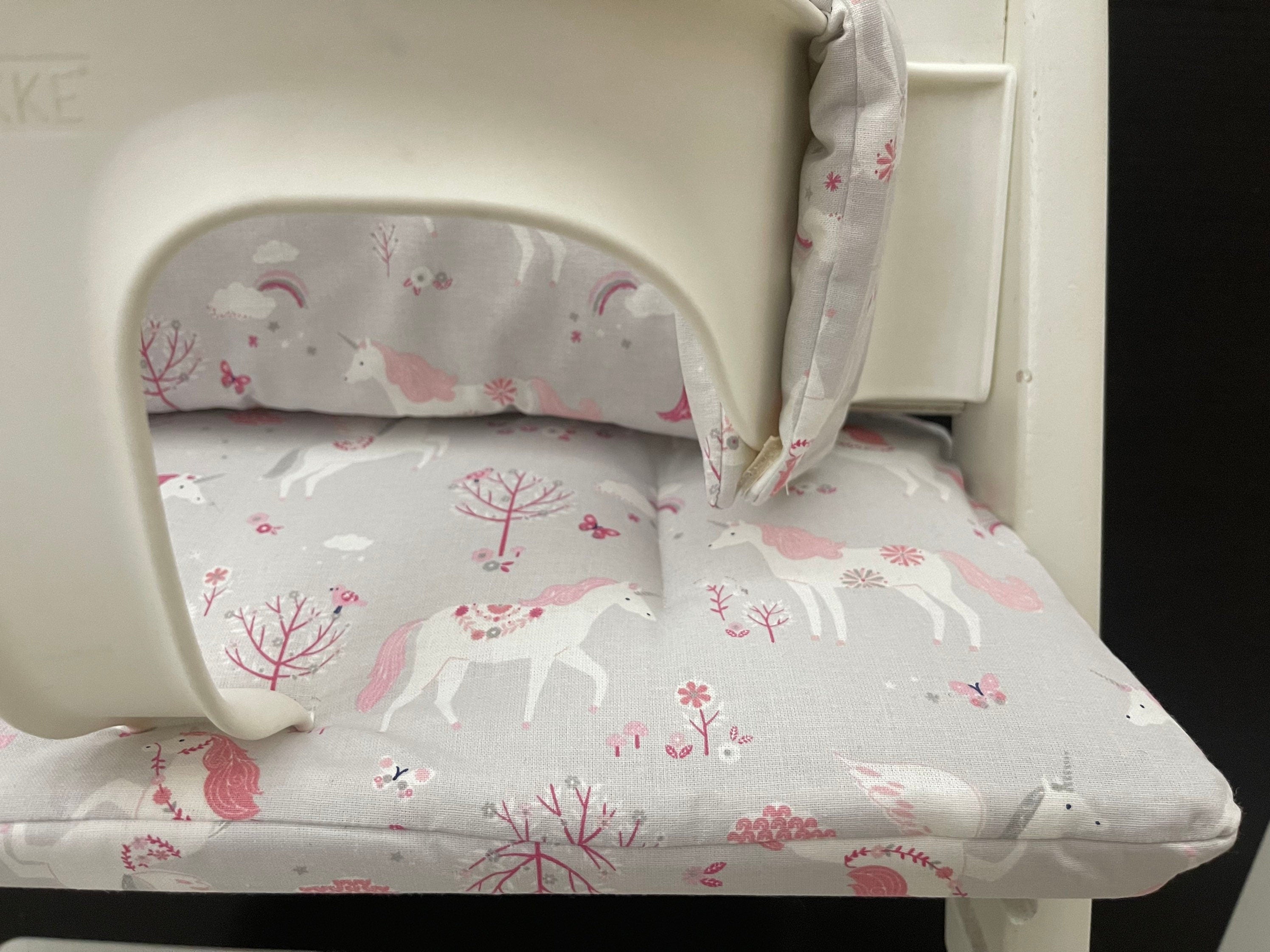 Detailansicht des Baumwoll Stoffes in hellgrau für das handgenähte Tripp Trapp Sitzkissen Set – Schneiderei Menzel