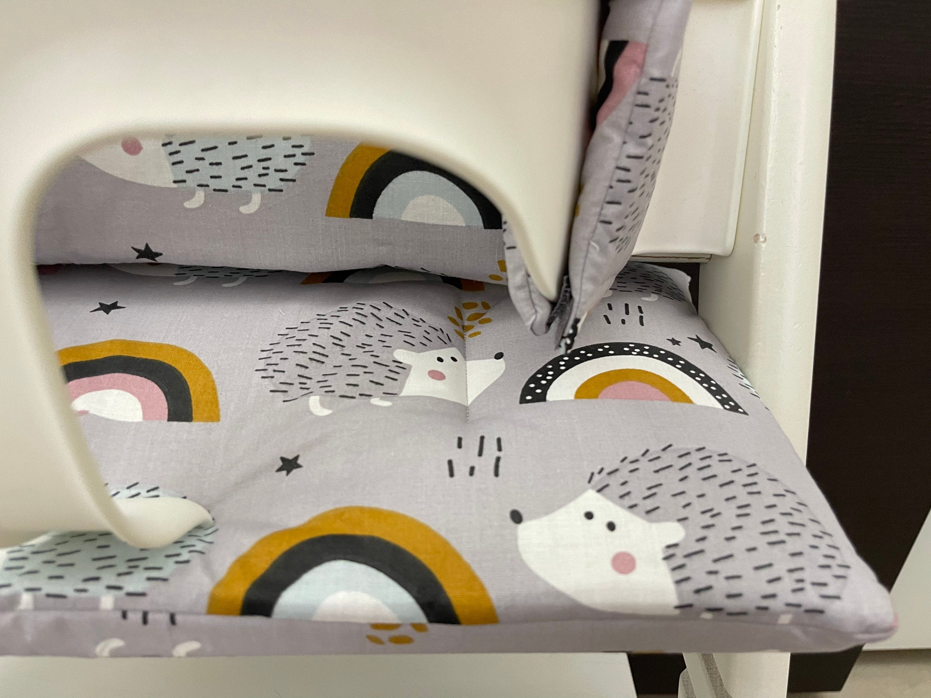 Detailansicht des Baumwoll Stoffes im Igel Motiv für das handgenähte Tripp Trapp Sitzkissen Set – Schneiderei Menzel