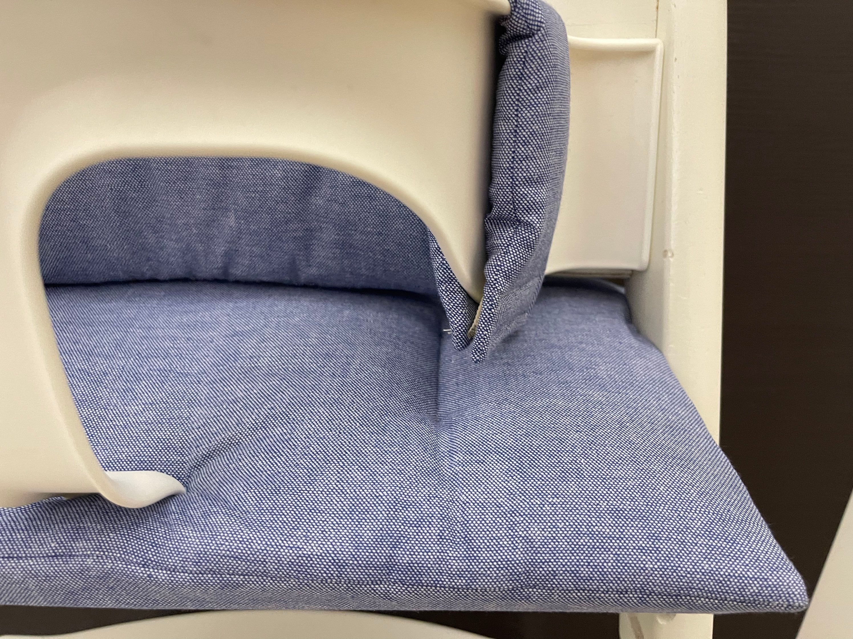 Detailansicht des Baumwoll Stoffes in Jeanslook für das handgenähte Tripp Trapp Sitzkissen Set – Schneiderei Menzel