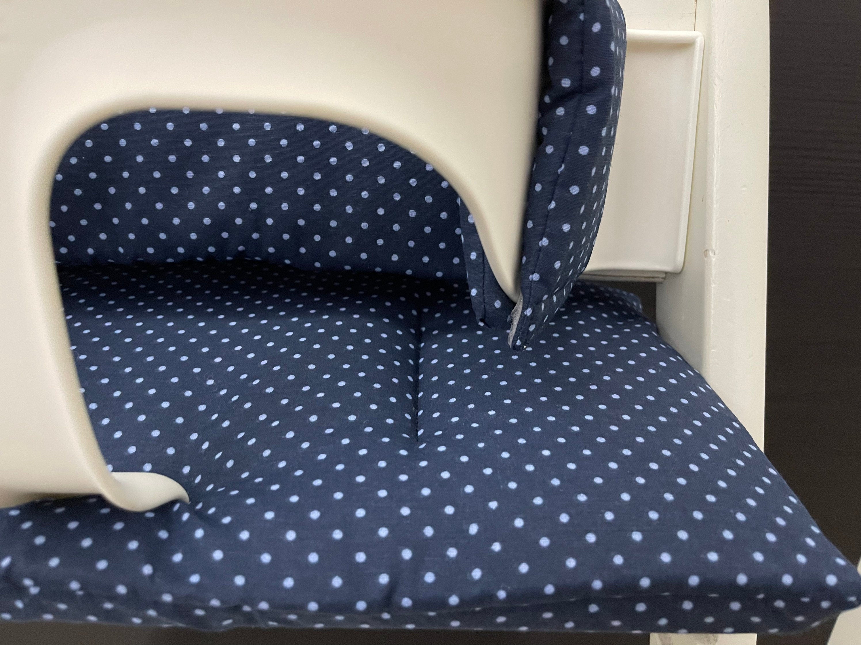 Detailansicht des Baumwoll Stoffes in Punkte blau für das handgenähte Tripp Trapp Sitzkissen Set – Schneiderei Menzel
