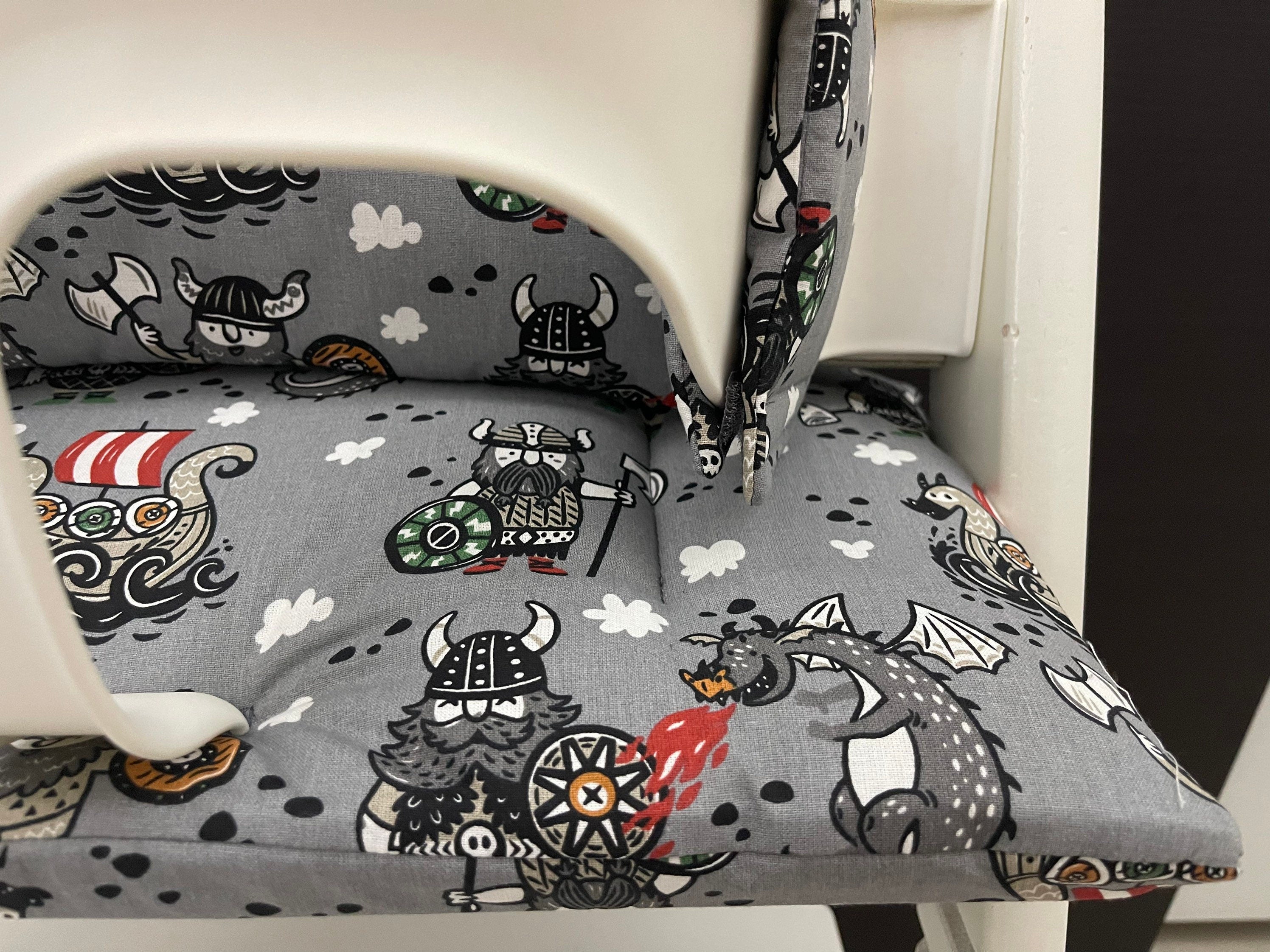 Detailansicht des Stoffes in grau für das handgenähte Tripp Trapp Sitzkissen Set – Schneiderei Menzel