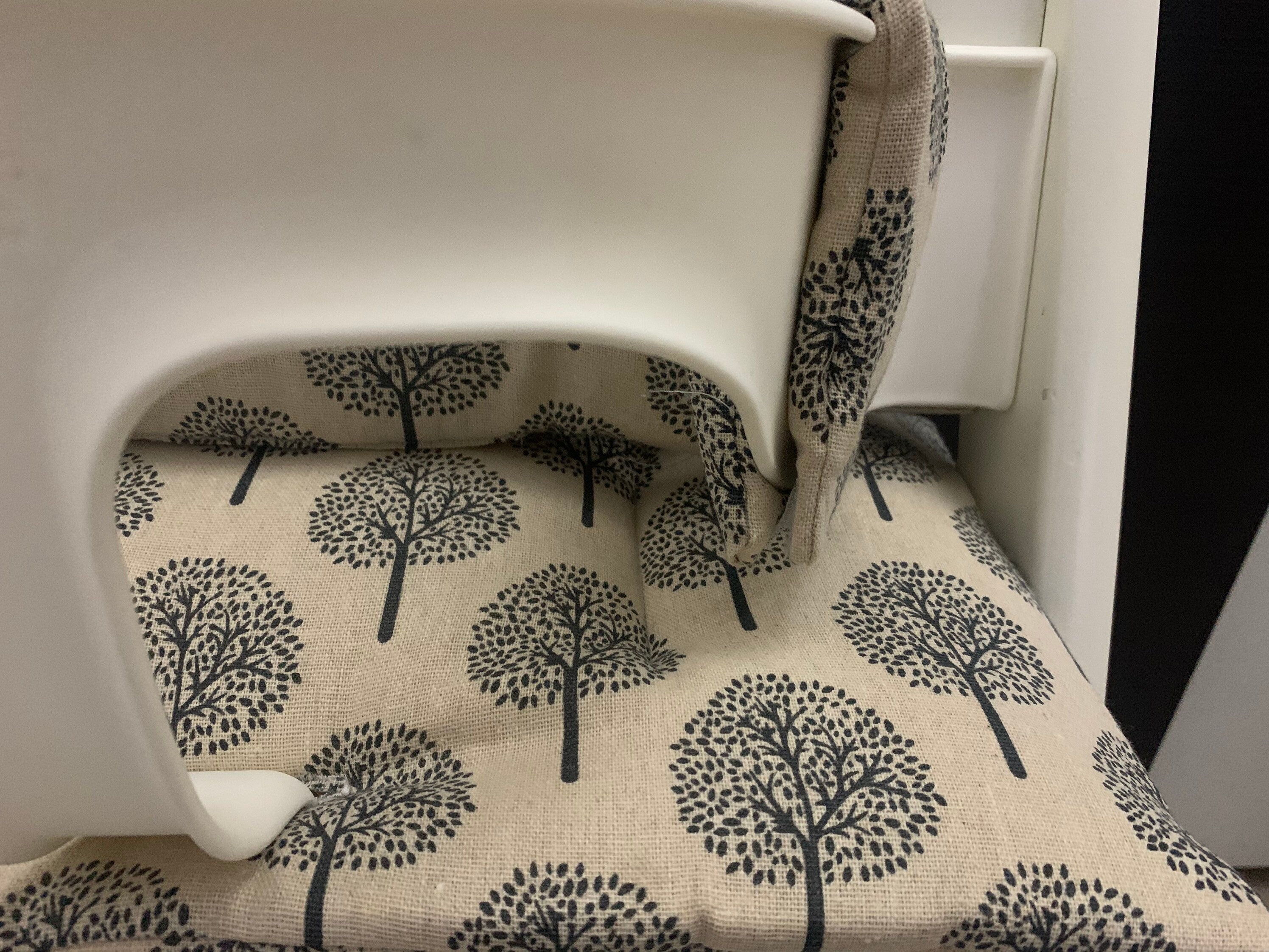 Detailansicht des Baumwoll Stoffes in beige mit Baum Motiv für das handgenähte Tripp Trapp Sitzkissen Set – Schneiderei Menzel
