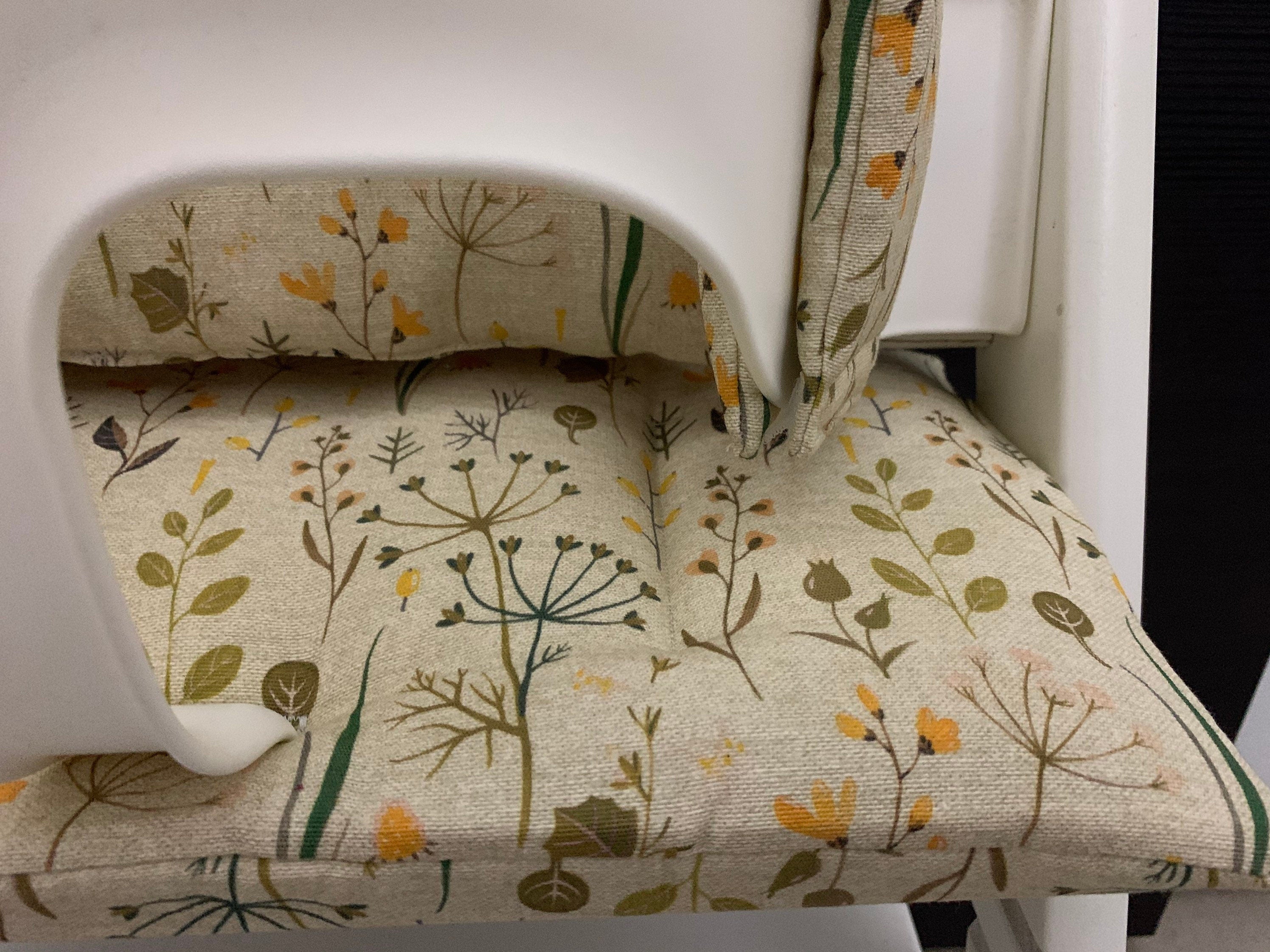 Detailansicht des Baumwoll Stoffes in beige mit Blumen für das handgenähte Tripp Trapp Sitzkissen Set – Schneiderei Menzel