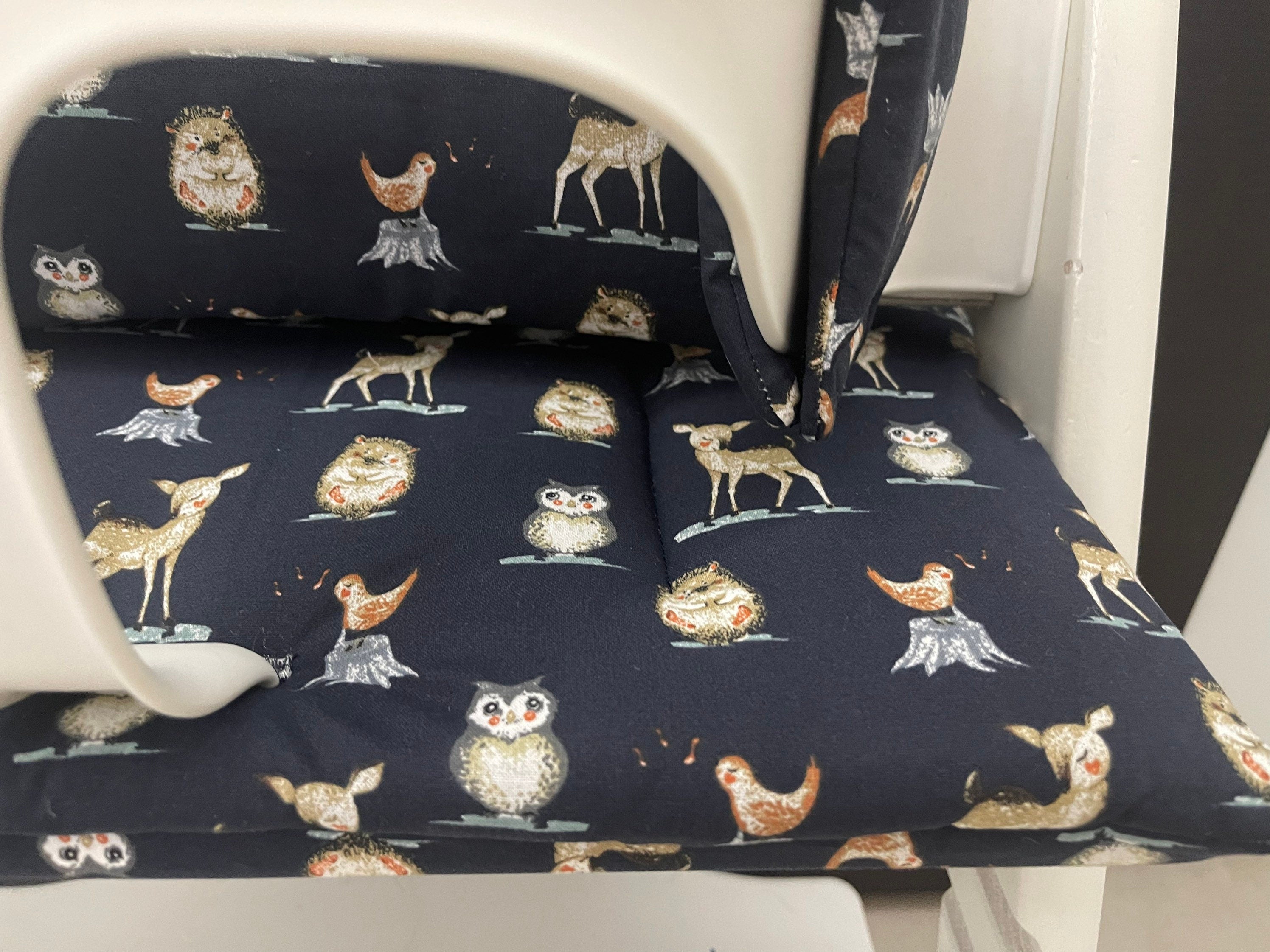 Detailansicht des Baumwoll Stoffes in dunkelblau mit Waldtieren für das handgenähte Tripp Trapp Sitzkissen Set – Schneiderei Menzel