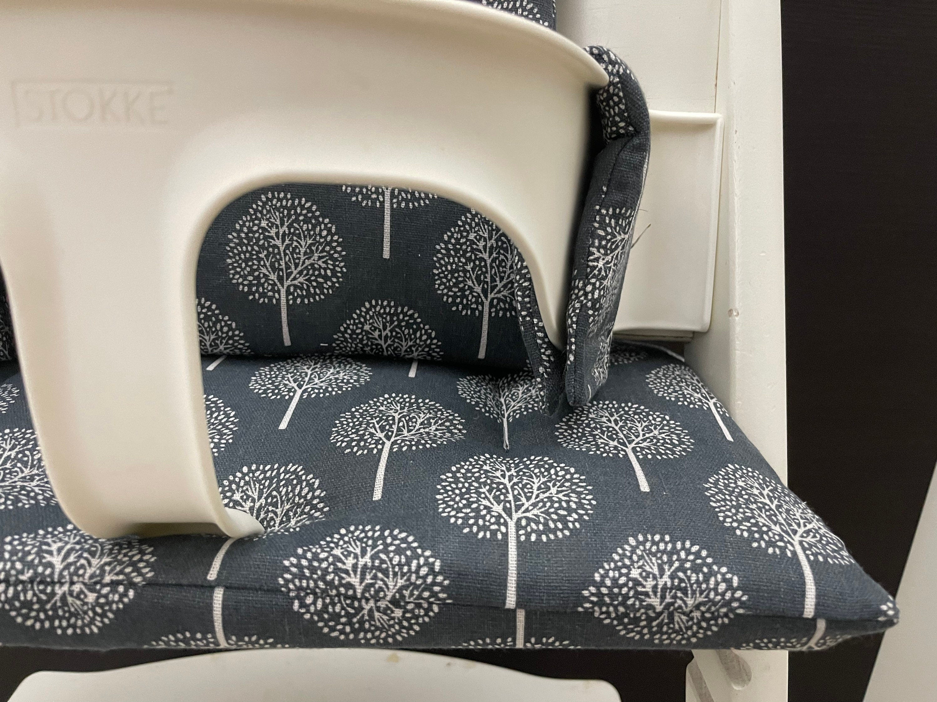 Detailansicht des Baumwoll Stoffes in Grau mit Baum Motiv für das handgenähte Tripp Trapp Sitzkissen Set – Schneiderei Menzel