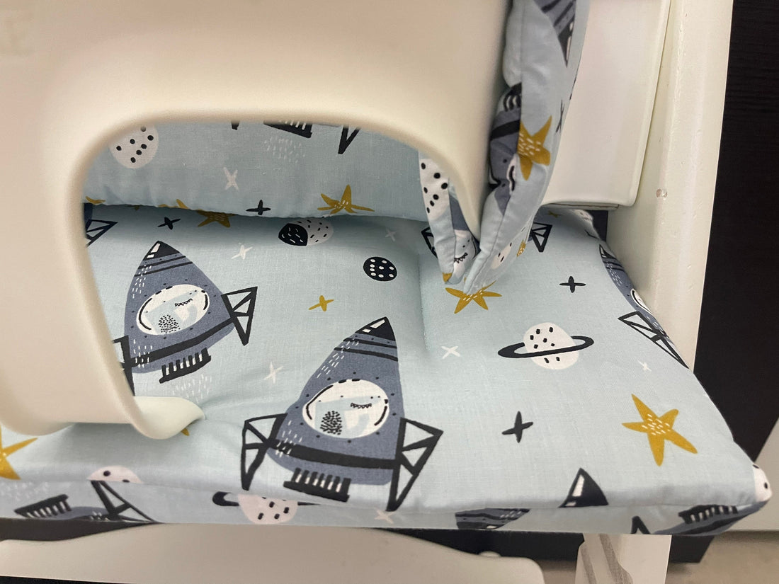 Detailansicht des abwaschbaren Stoffes in hellblau mit Raketen Motiv für das handgenähte Tripp Trapp Sitzkissen Set – Schneiderei Menzel