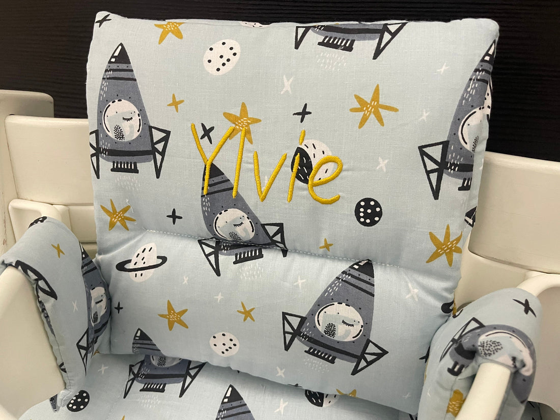 Detailansicht der Personalisierung des Baumwoll Stoffes in hellblau mit Raketen Motiv für das handgenähte Tripp Trapp Sitzkissen Set – Schneiderei Menzel