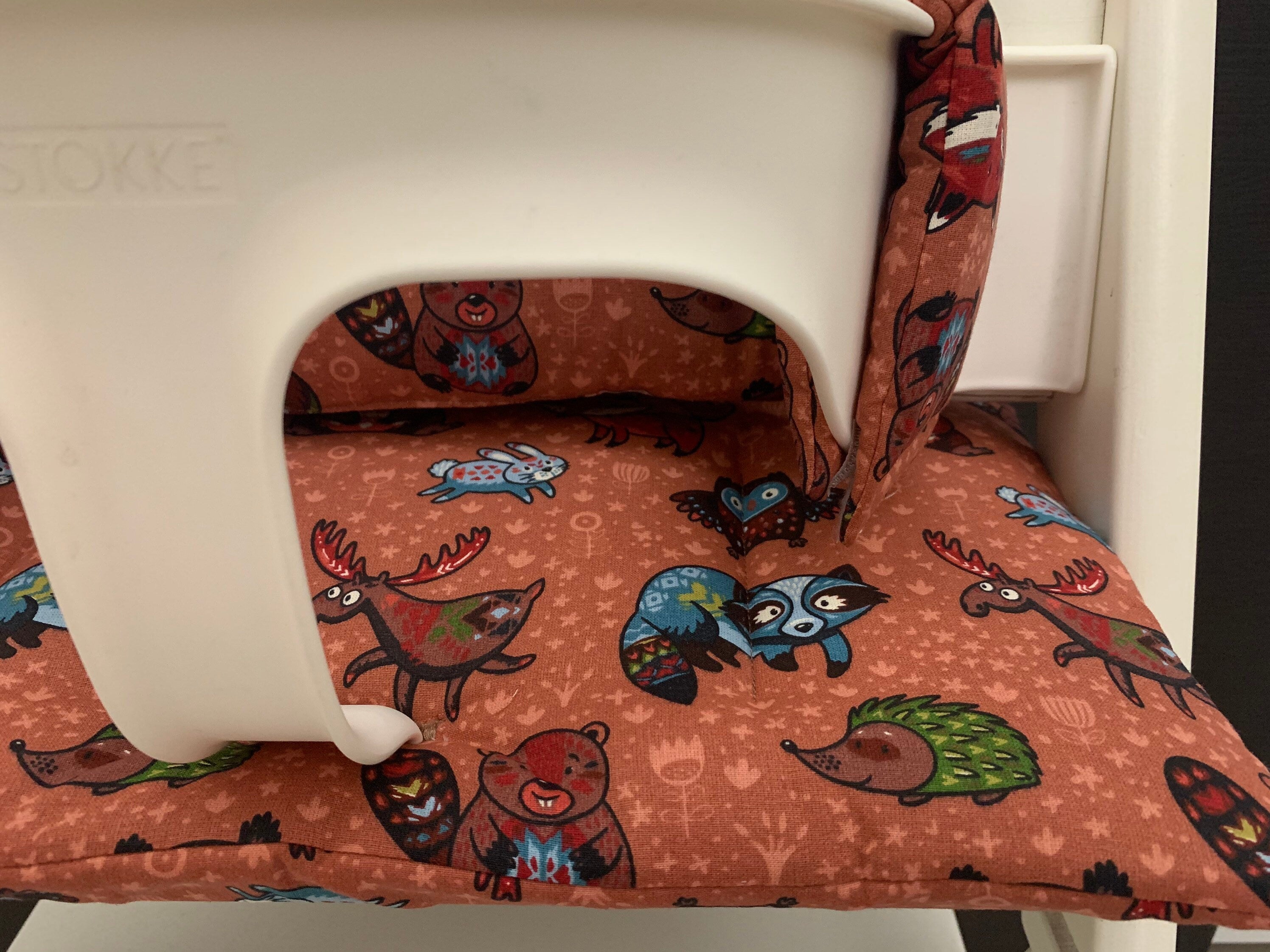 Detailansicht des Baumwoll Stoffes in rotbraun Waldtiere für das handgenähte Tripp Trapp Sitzkissen Set – Schneiderei Menzel