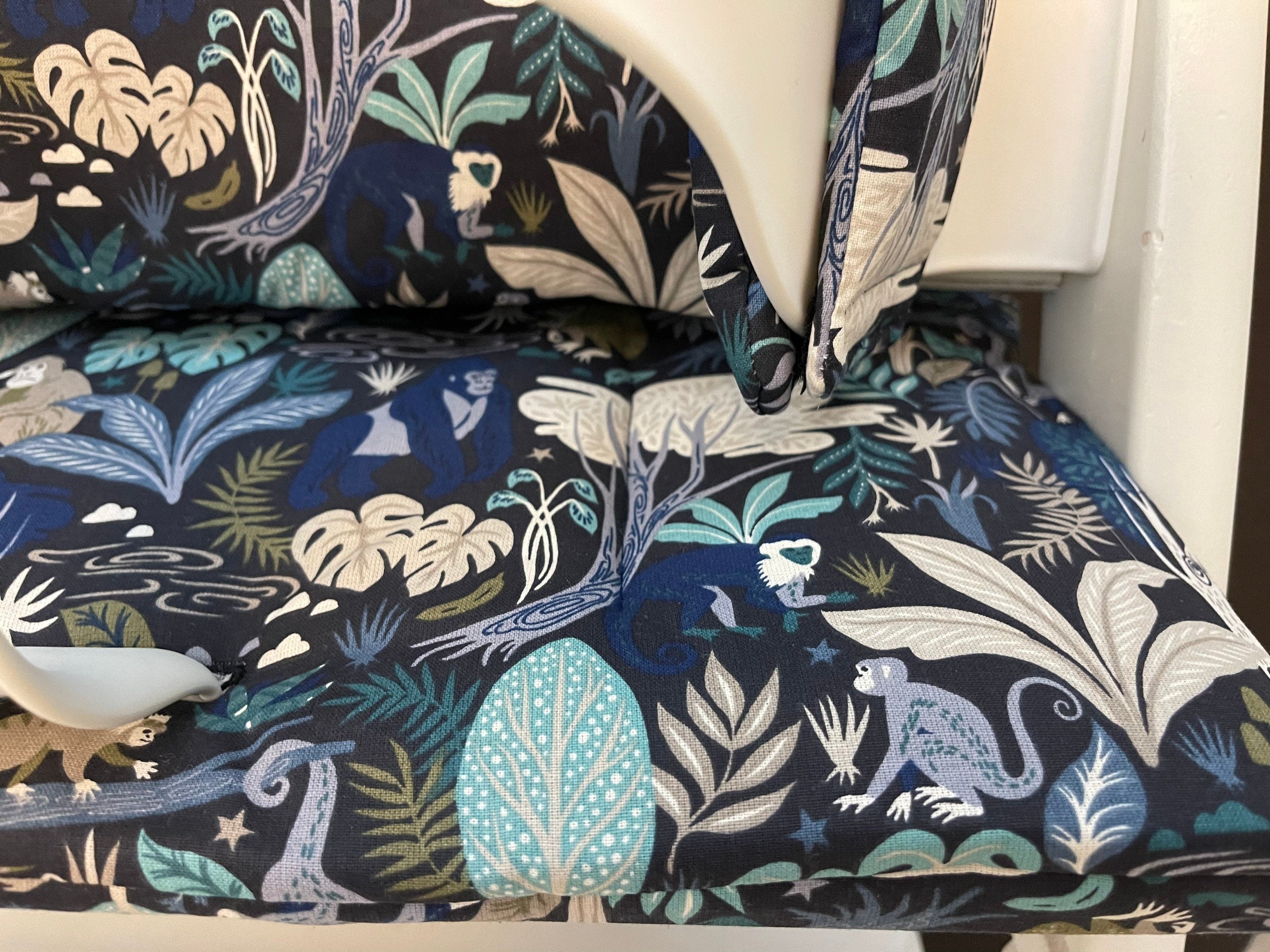 Detailansicht des Baumwoll Stoffes in tropical blue für das handgenähte Tripp Trapp Sitzkissen Set – Schneiderei Menzel
