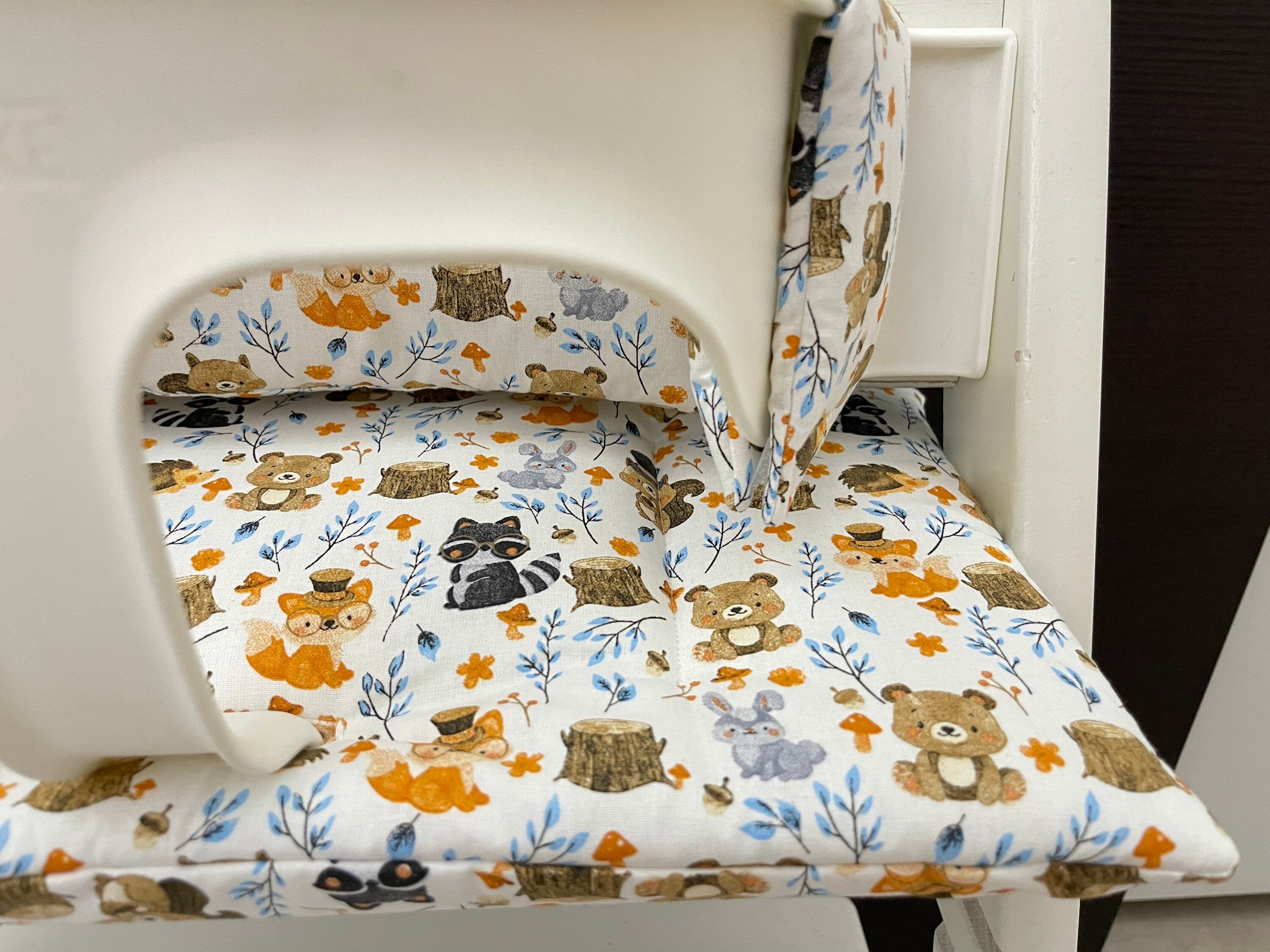 Detailansicht des Baumwoll Stoffes in weiß mit Waldtieren für das handgenähte Tripp Trapp Sitzkissen Set – Schneiderei Menzel