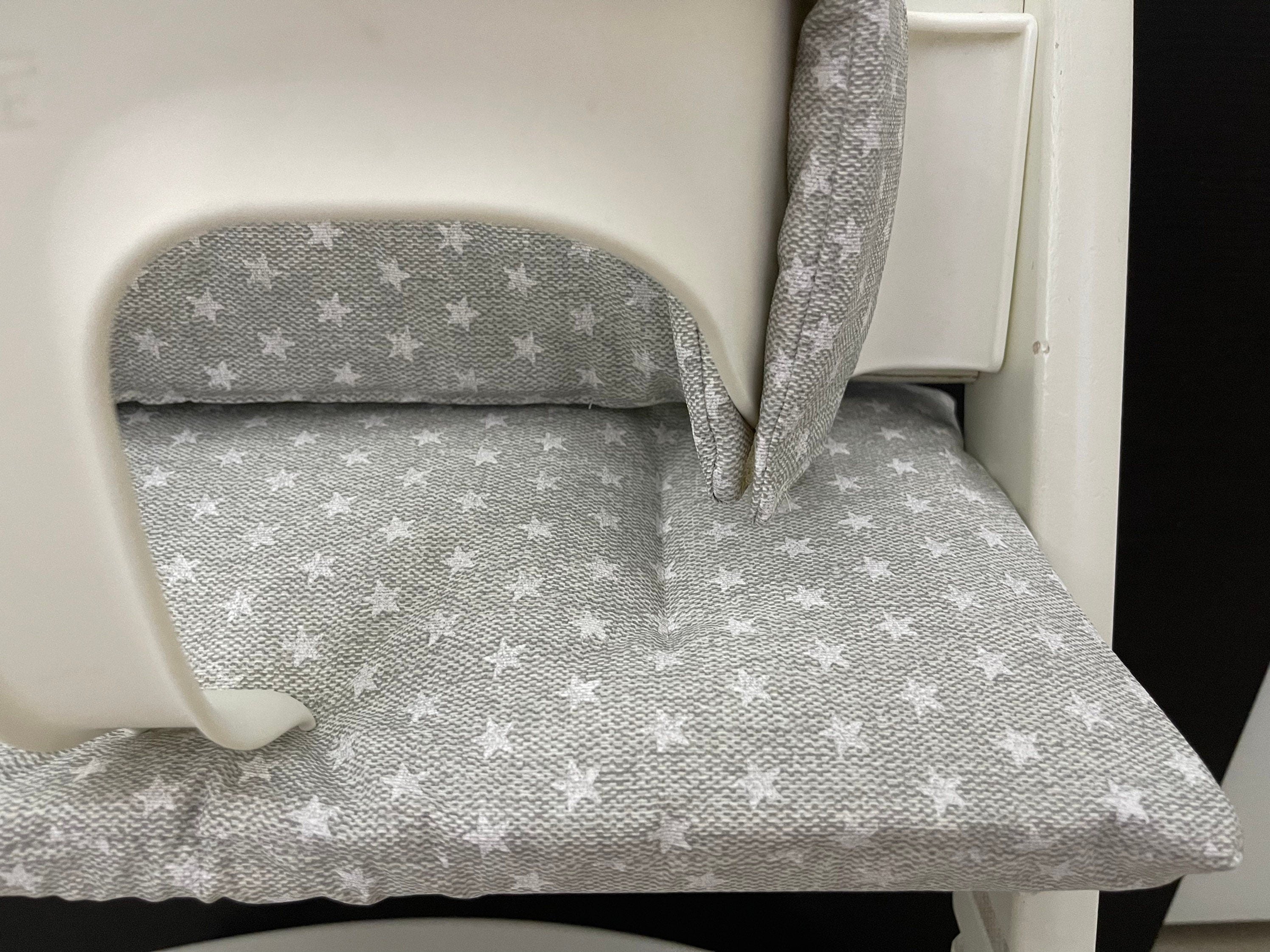 Detailansicht des abwaschbaren Stoffes in meliert hellgrau mit weißen Sternen für das handgenähte Tripp Trapp Sitzkissen Set – Schneiderei Menzel