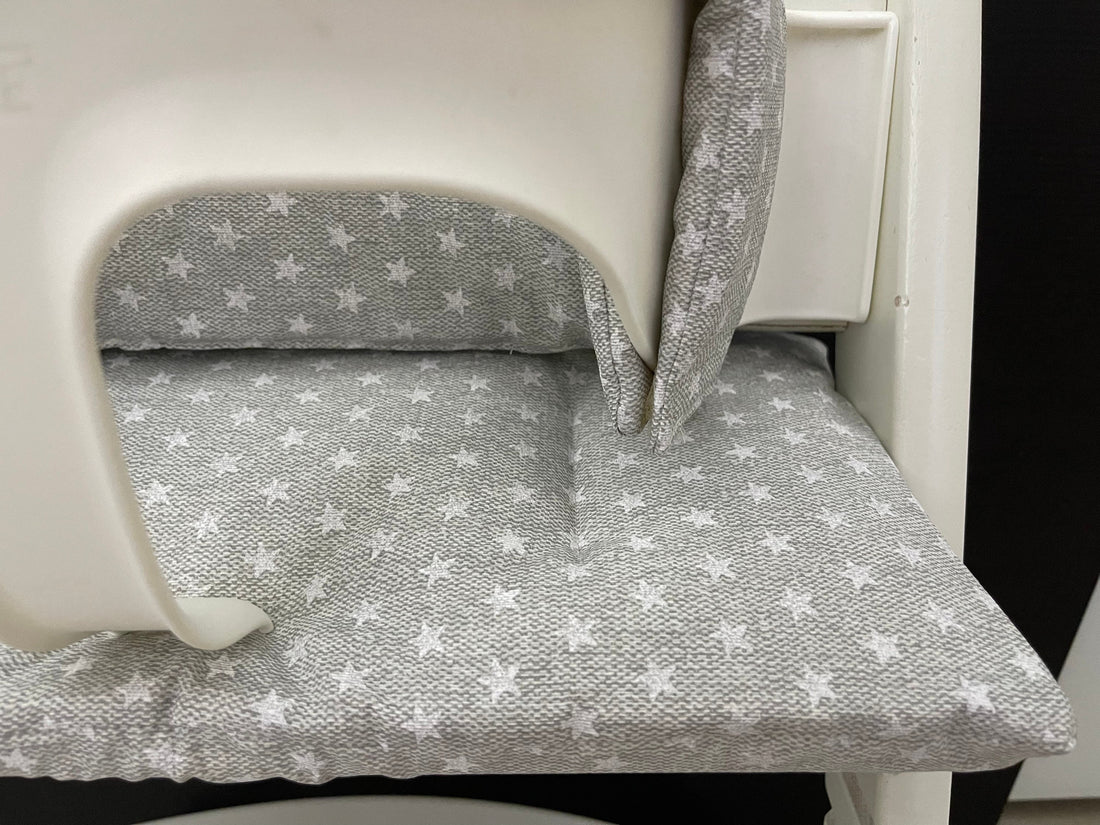 Detailansicht des abwaschbaren Stoffes in meliert hellgrau mit weißen Sternen für das handgenähte Tripp Trapp Sitzkissen Set – Schneiderei Menzel