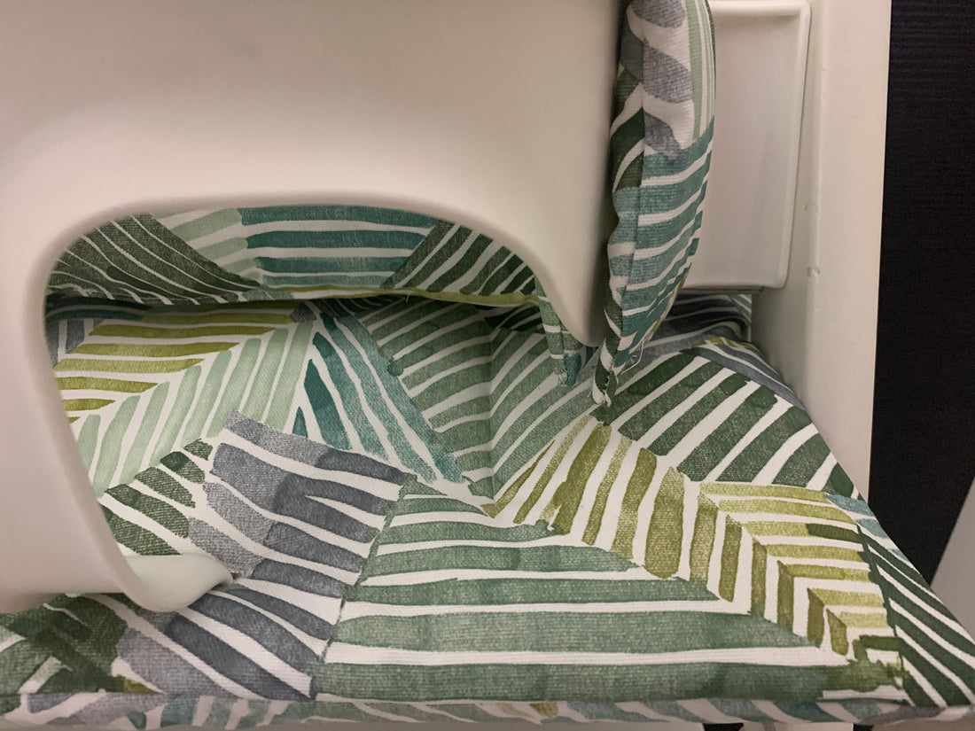 Detailansicht des abwaschbaren Stoffes in abstrakten Linien in grün für das handgenähte Tripp Trapp Sitzkissen Set – Schneiderei Menzel
