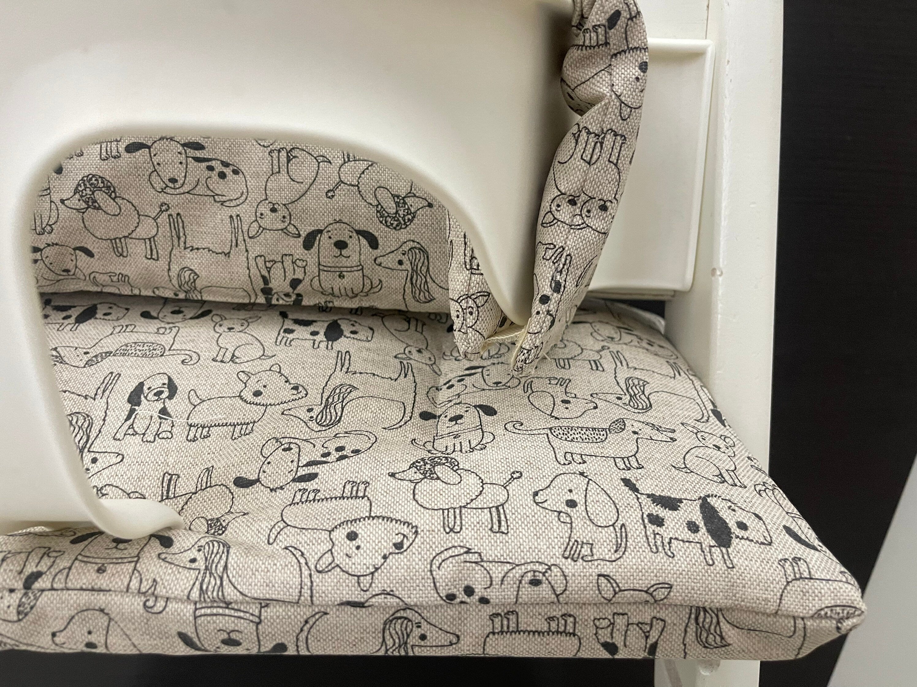 Detailansicht des Abwaschbaren Stoffes in Beige mit Hunden für das handgenähte Tripp Trapp Sitzkissen Set – Schneiderei Menzel