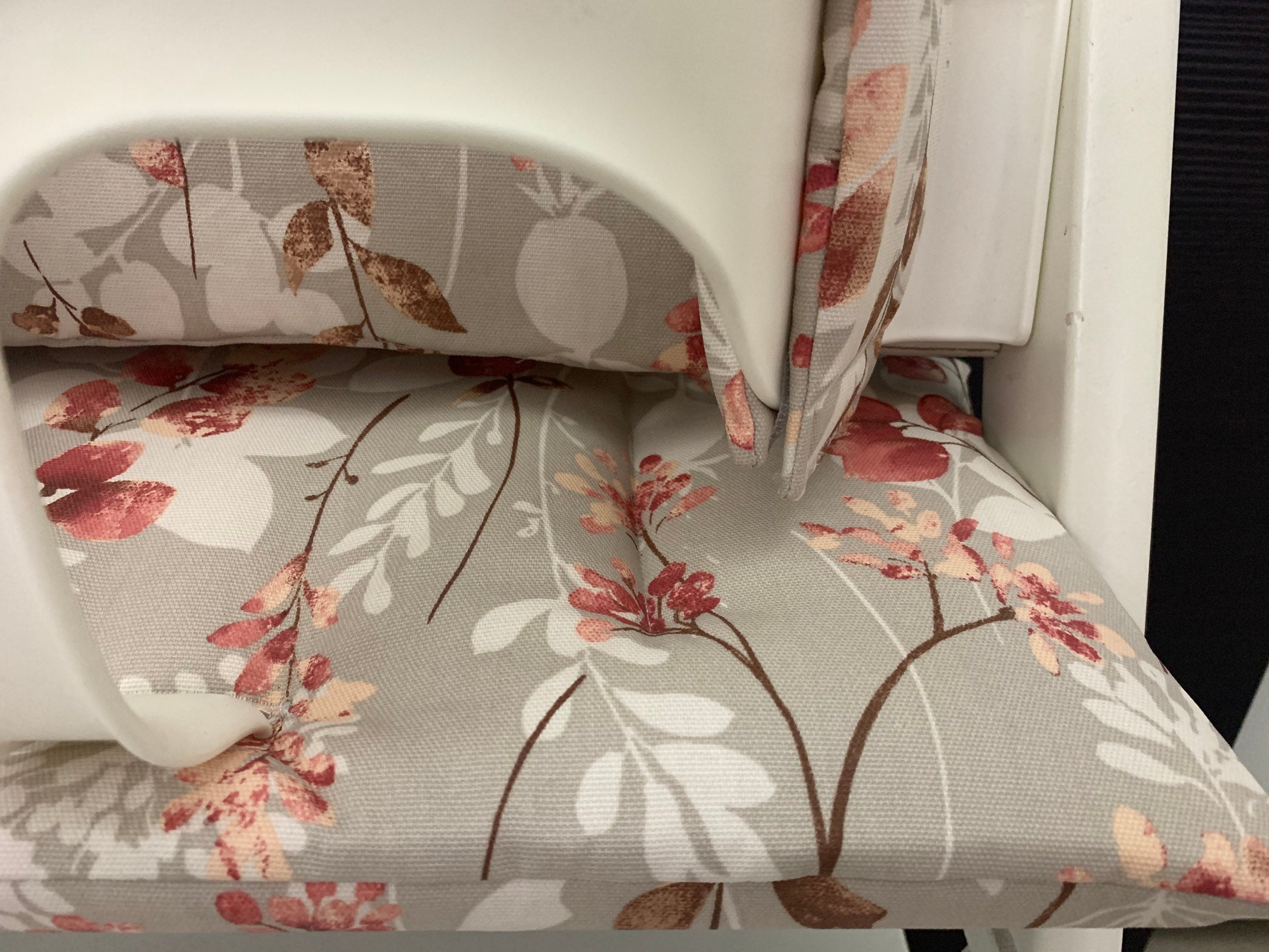 Detailansicht des abwaschbaren Stoffes in blüten rötlich beige für das handgenähte Tripp Trapp Sitzkissen Set – Schneiderei Menzel