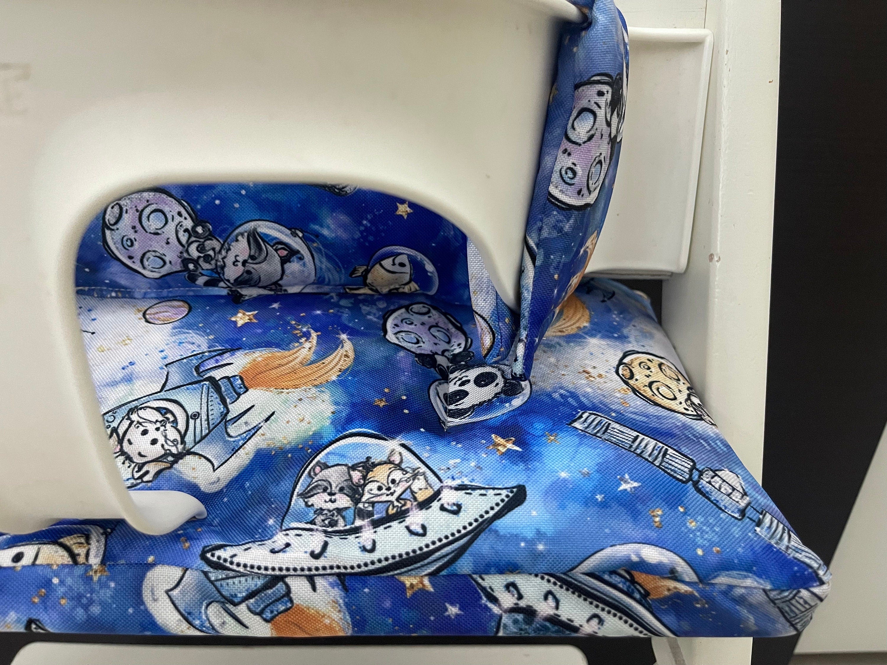 Detailansicht des abwaschbaren Stoffes in blau mit Tieren im Universum für das handgenähte Tripp Trapp Sitzkissen Set – Schneiderei Menzel