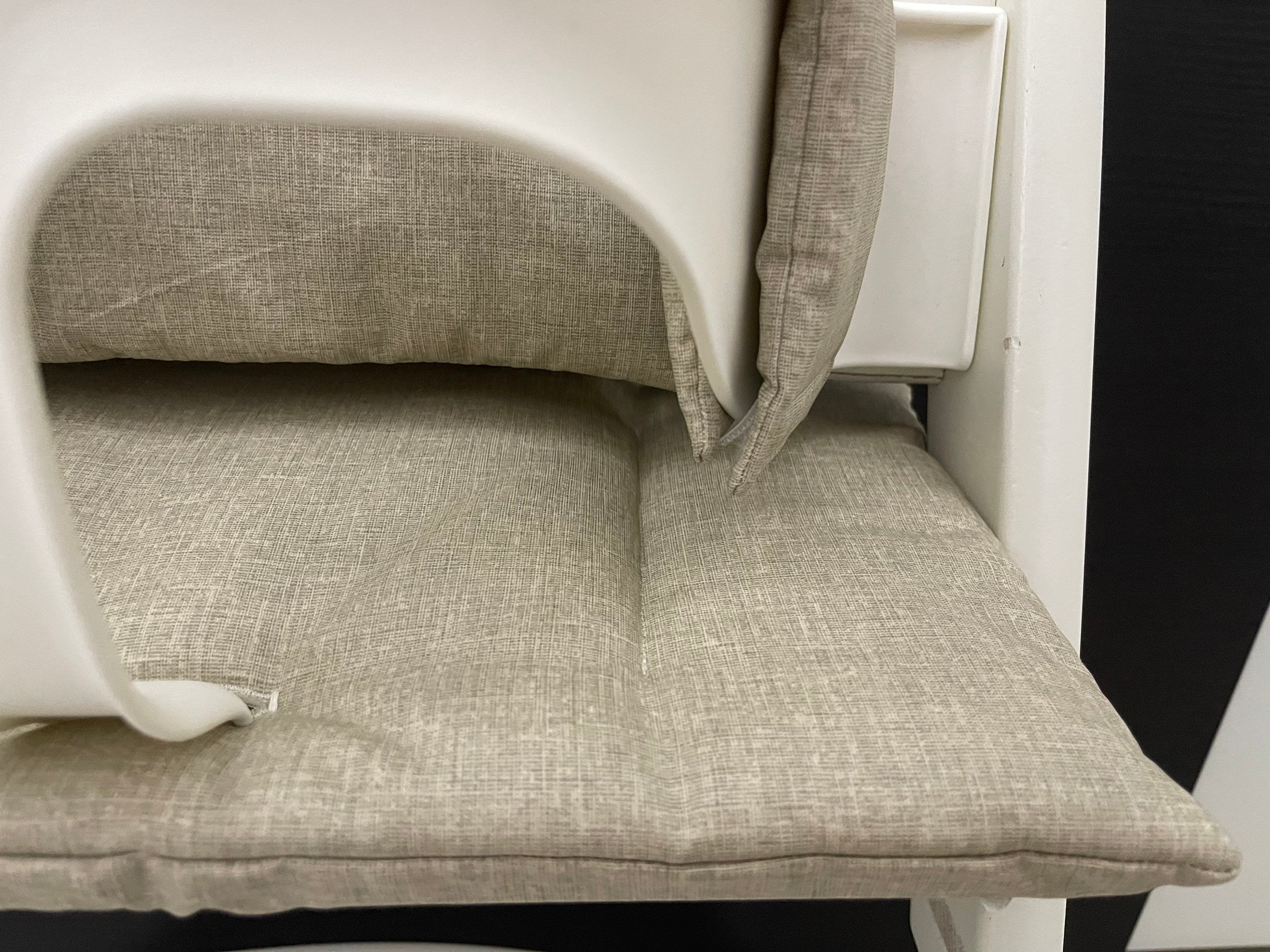 Detailansicht des abwaschbaren Stoffes in meliert beige für das handgenähte Tripp Trapp Sitzkissen Set – Schneiderei Menzel