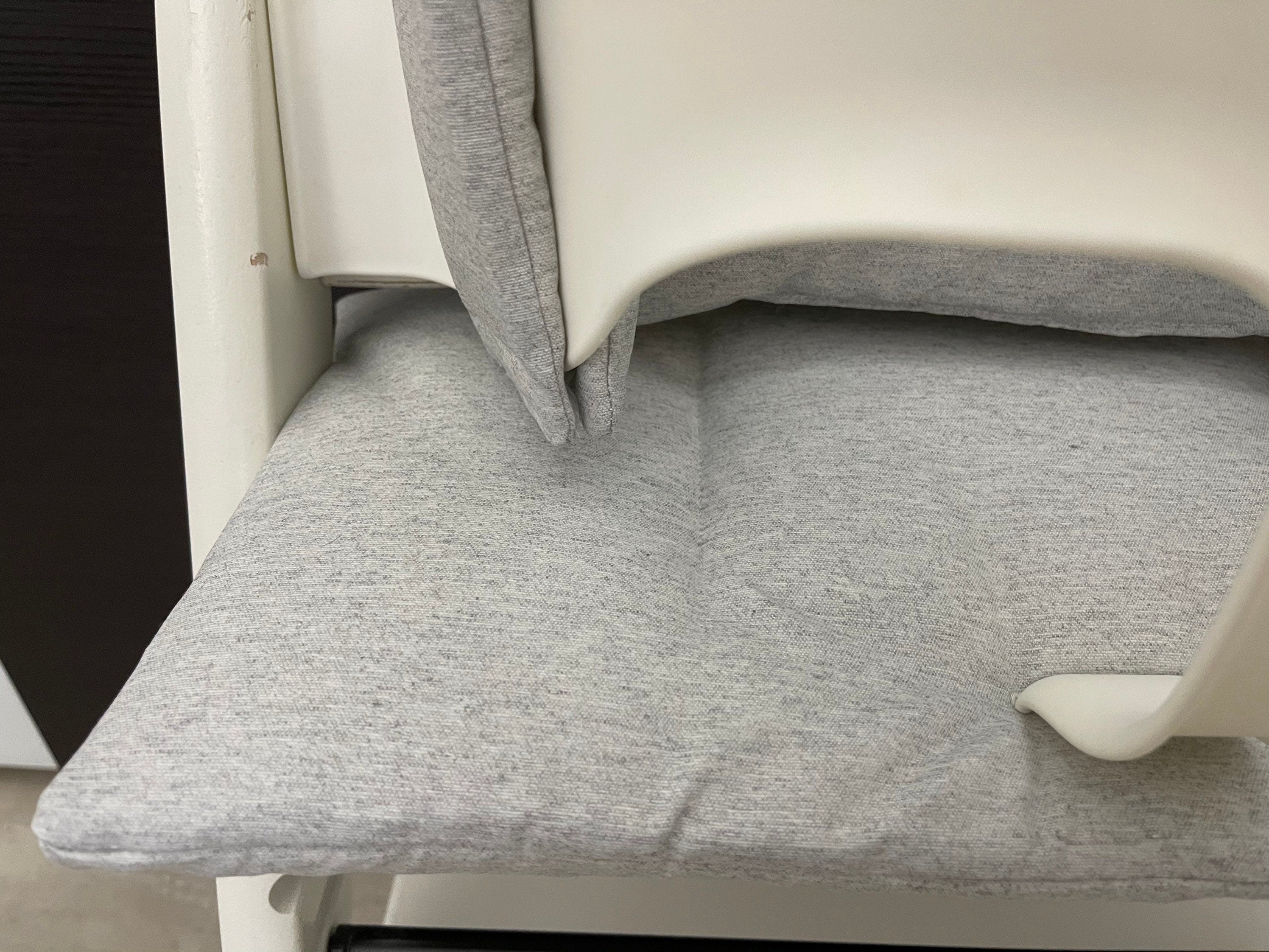 Detailansicht des abwaschbaren Stoffes in meliert hellgrau für das handgenähte Tripp Trapp Sitzkissen Set – Schneiderei Menzel