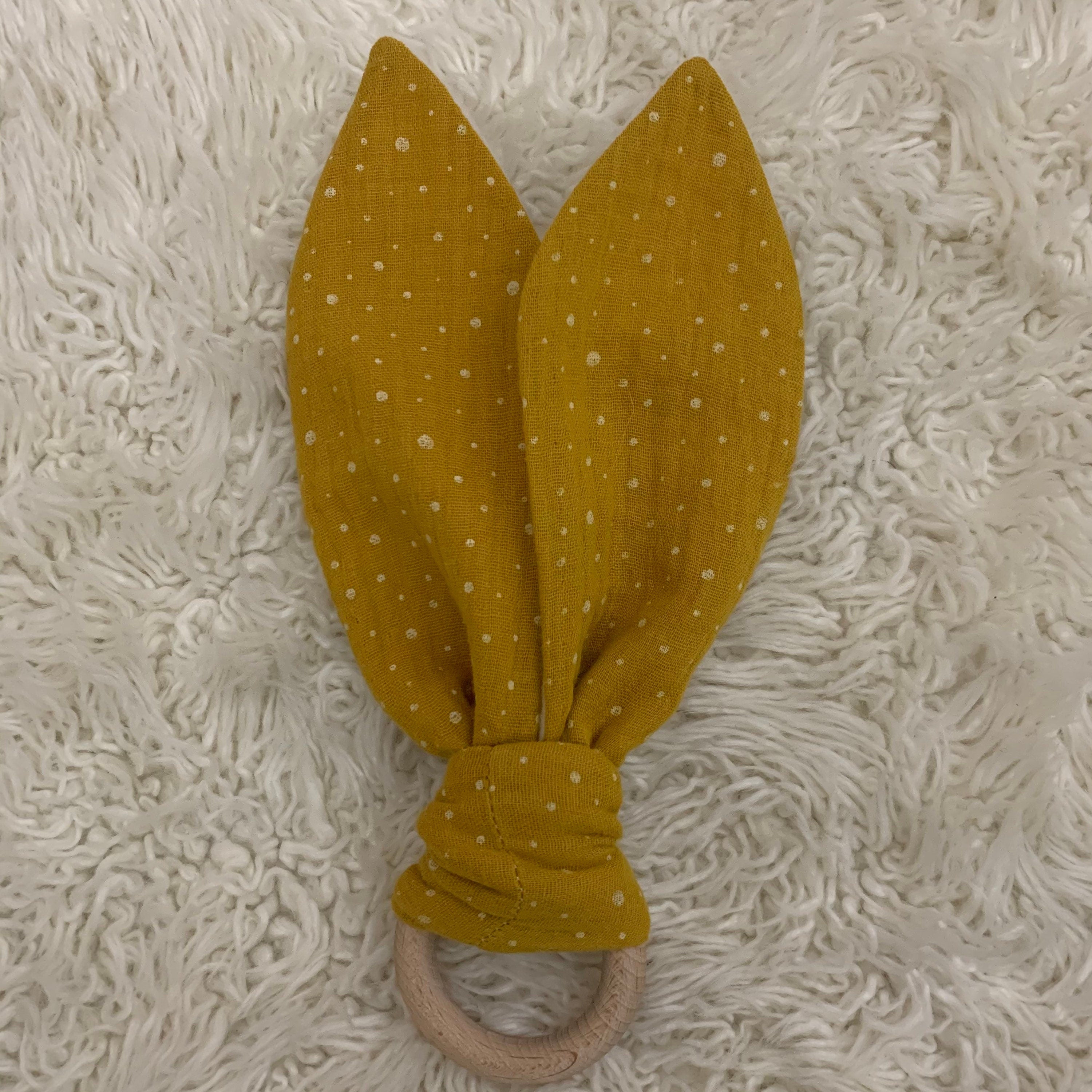 Beißring Hasenohren Greifling Zahnungsspielzeug Holzring gelb weiße Punkte Musselin