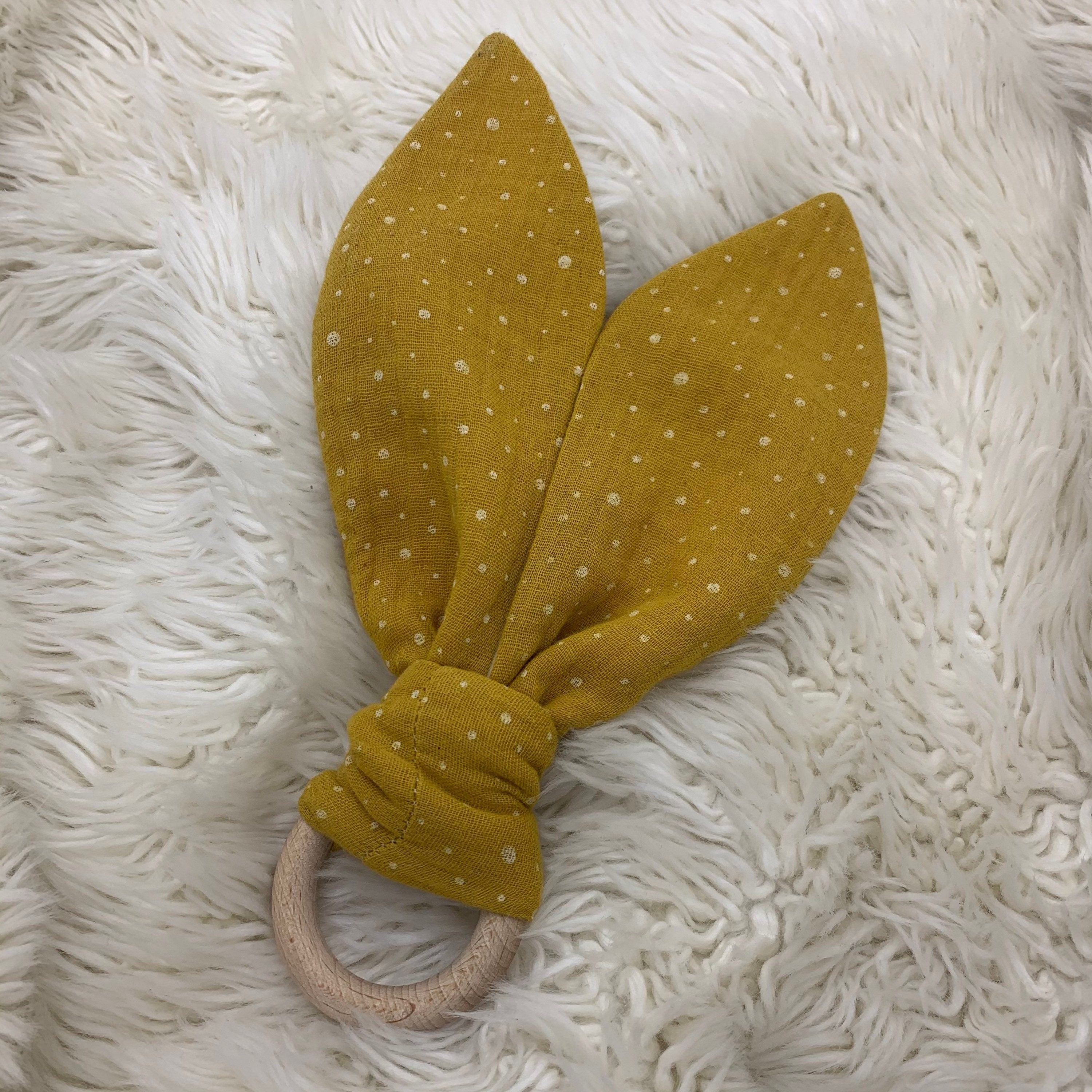 Beißring Hasenohren Greifling Zahnungsspielzeug Holzring gelb weiße Punkte Musselin