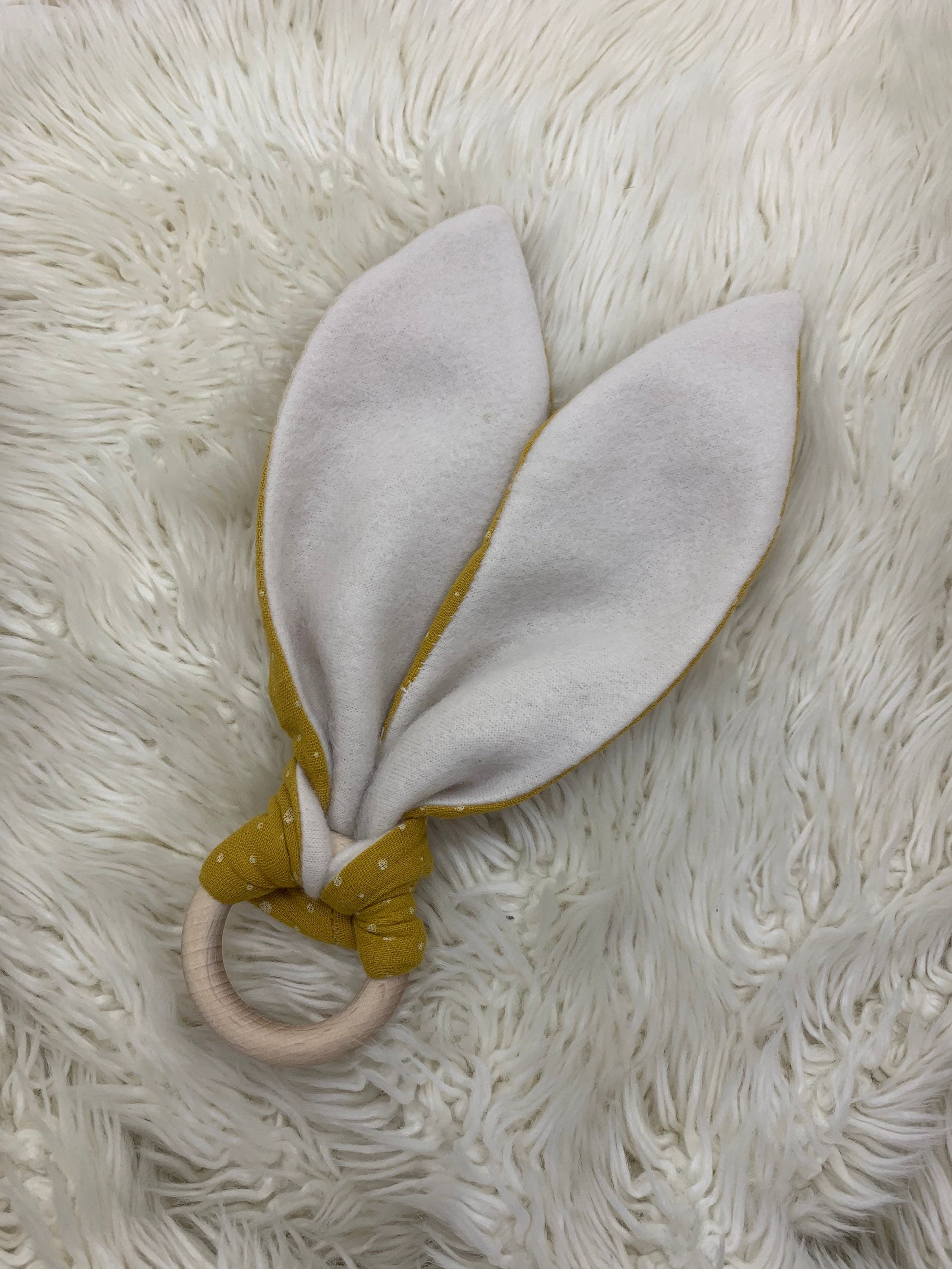 Beißring Hasenohren Greifling Zahnungsspielzeug Holzring gelb weiße Punkte Musselin