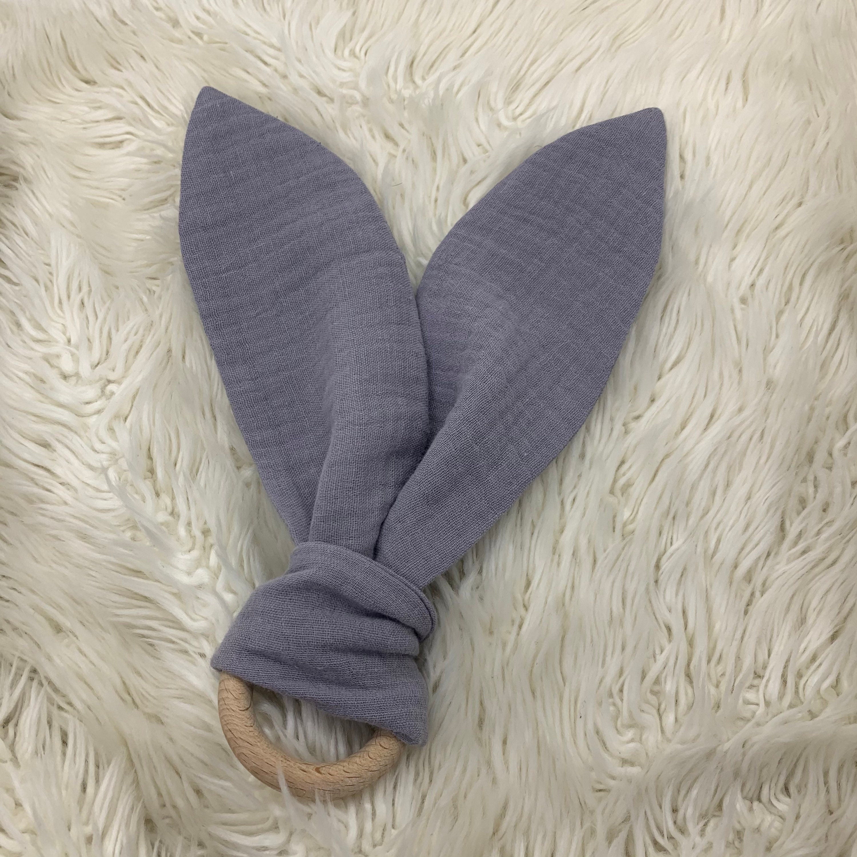 Beißring Hasenohren Greifling Zahnungsspielzeug Holzring hellgrau Uni Musselin