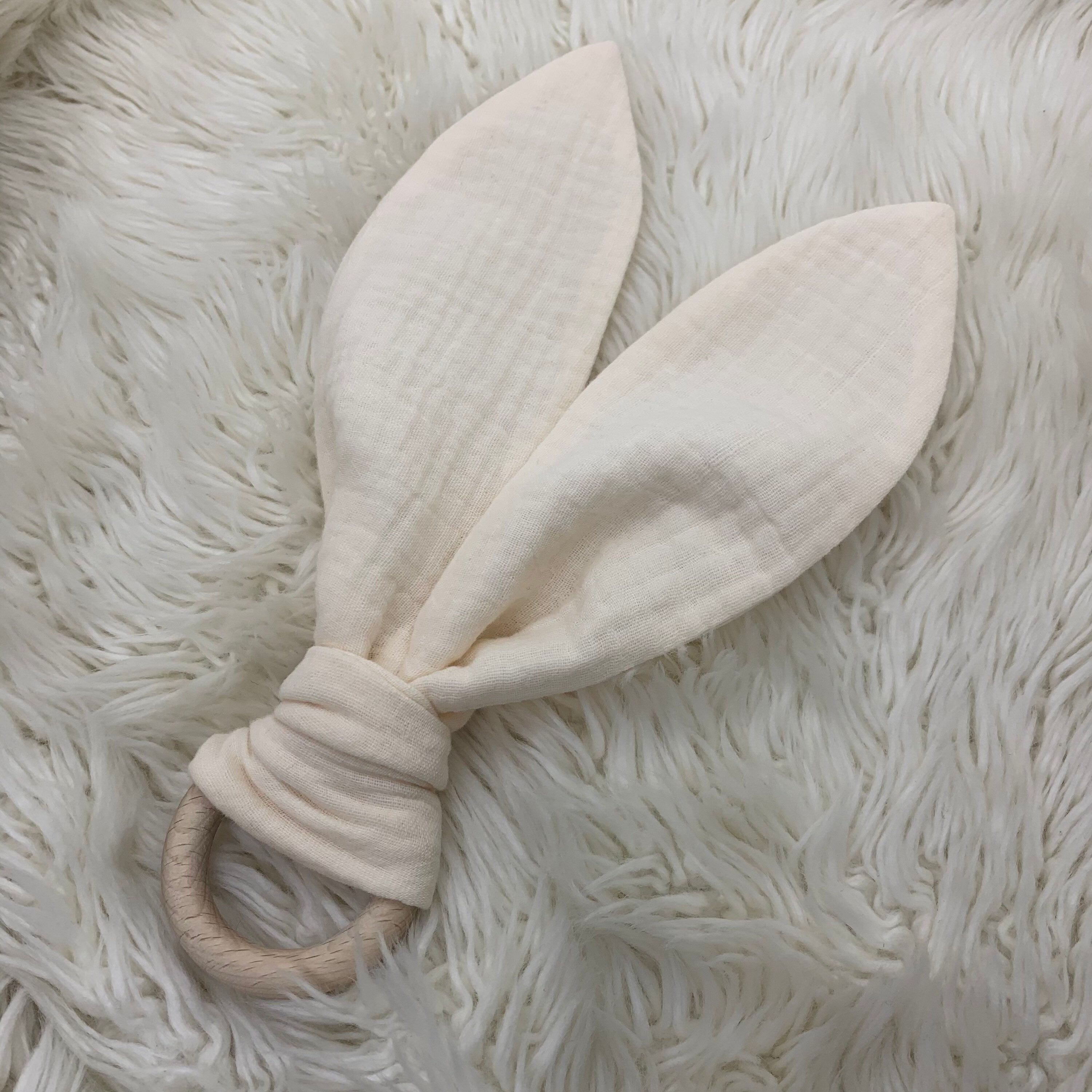 Beißring Hasenohren Greifling Zahnungsspielzeug Holzring weiss vanilla Uni Musselin