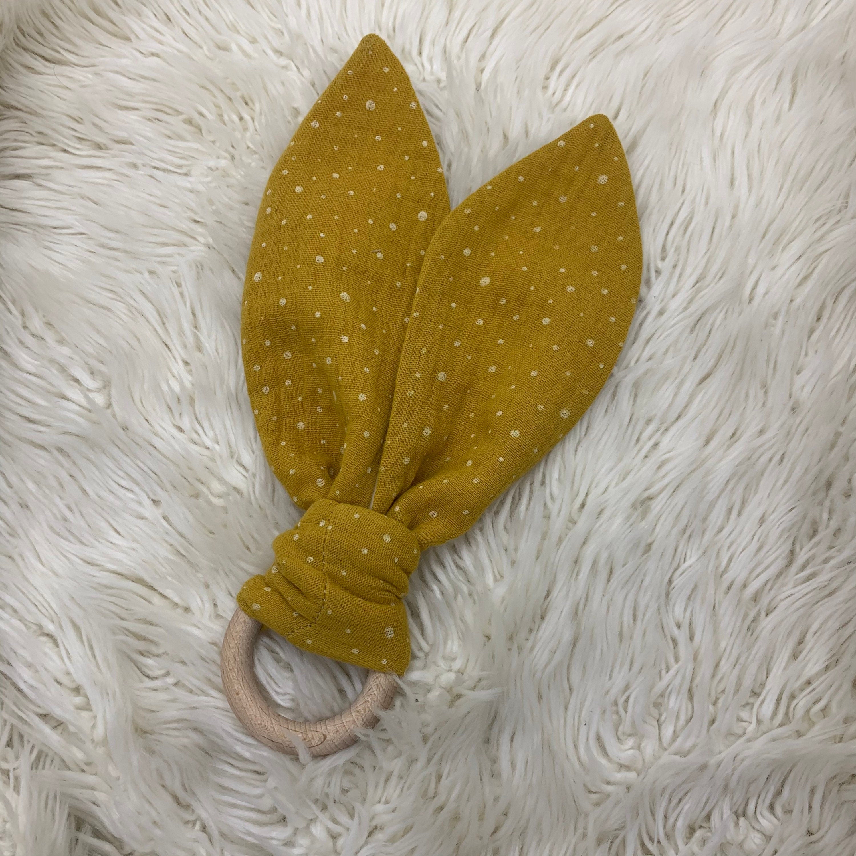 Beißring Hasenohren Greifling Zahnungsspielzeug Holzring gelb weiße Punkte Musselin