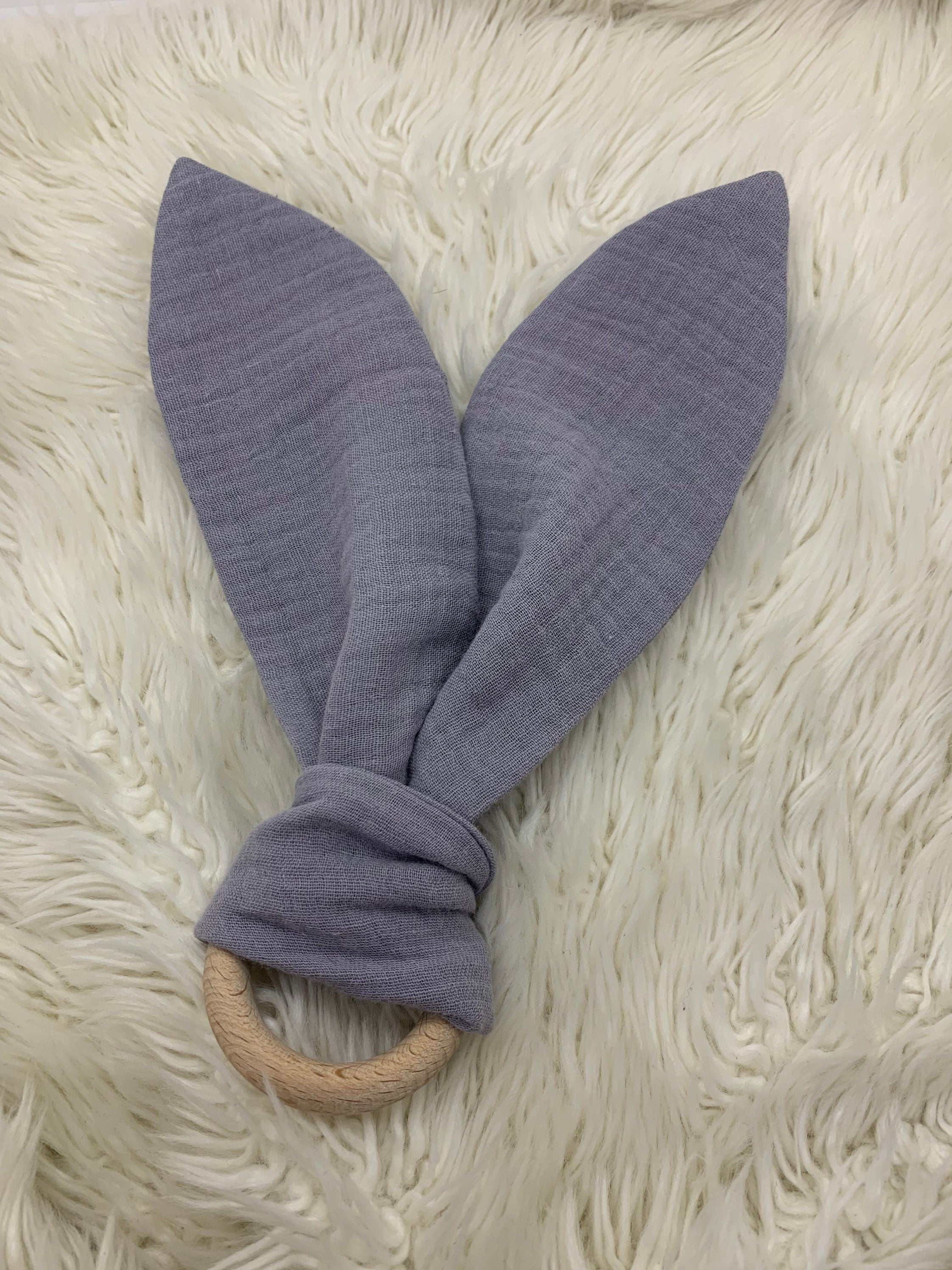 Beißring Hasenohren Greifling Zahnungsspielzeug Holzring hellgrau Uni Musselin