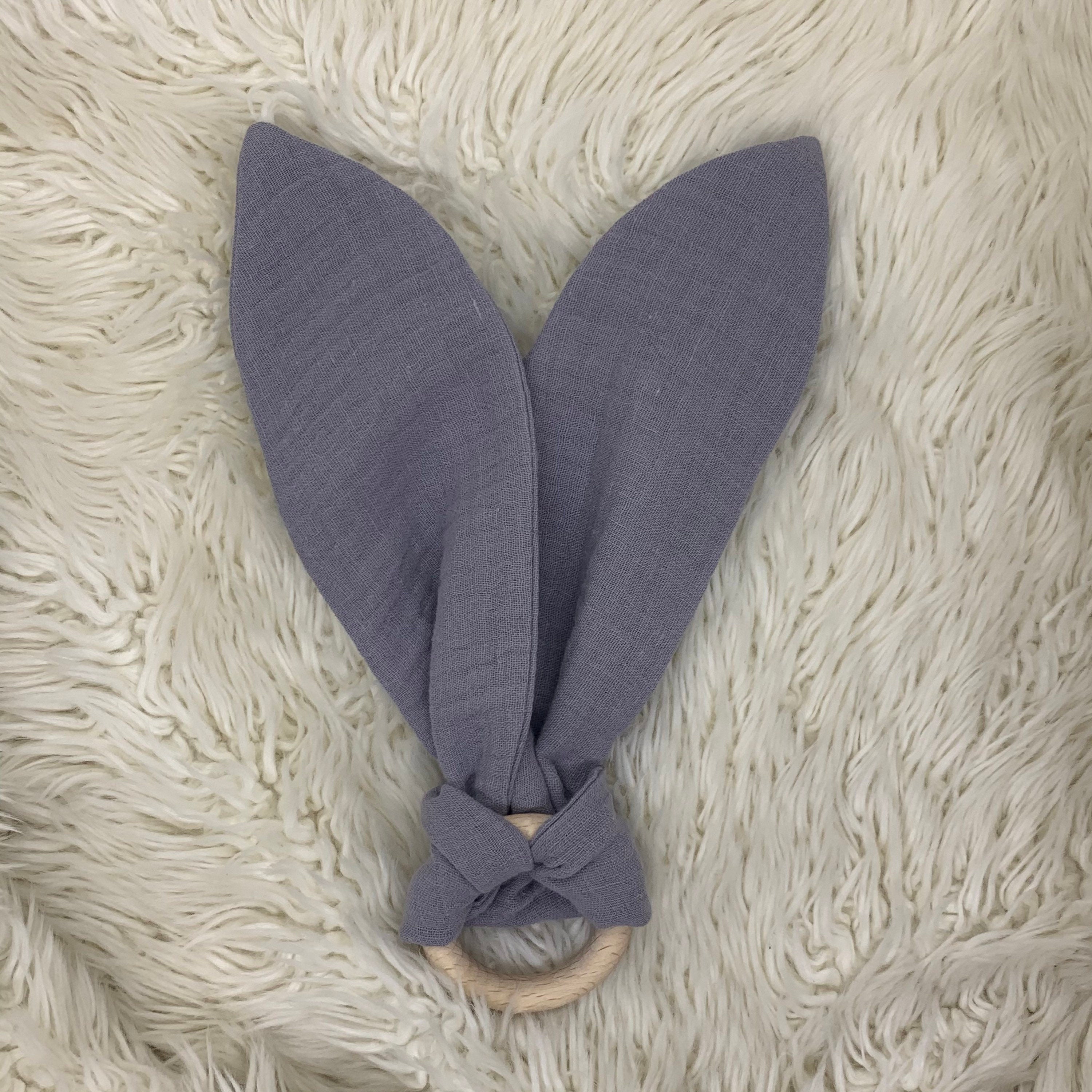 Beißring Hasenohren Greifling Zahnungsspielzeug Holzring hellgrau Uni Musselin