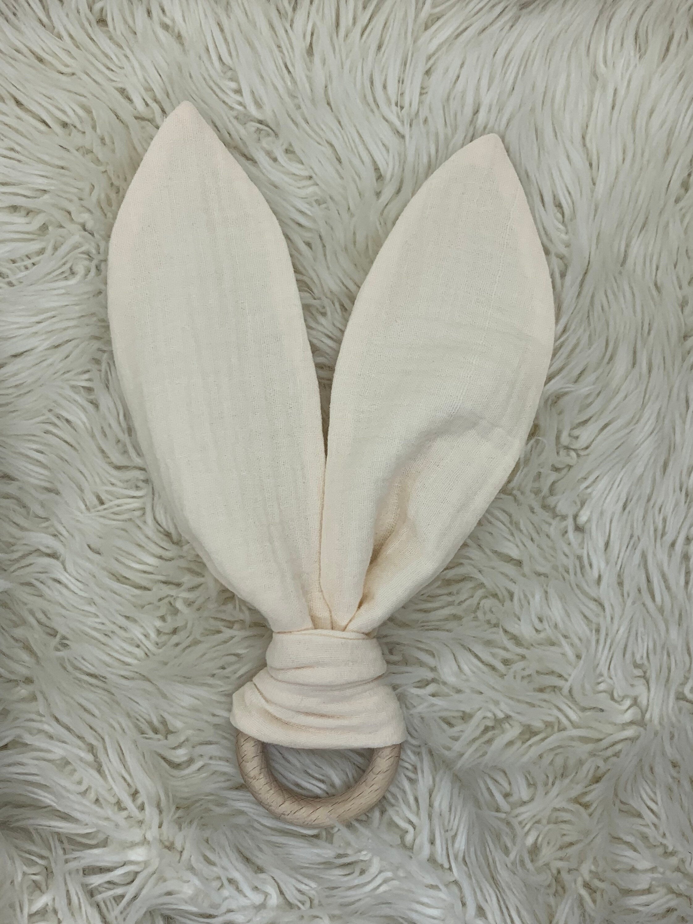 Beißring Hasenohren Greifling Zahnungsspielzeug Holzring weiss vanilla Uni Musselin