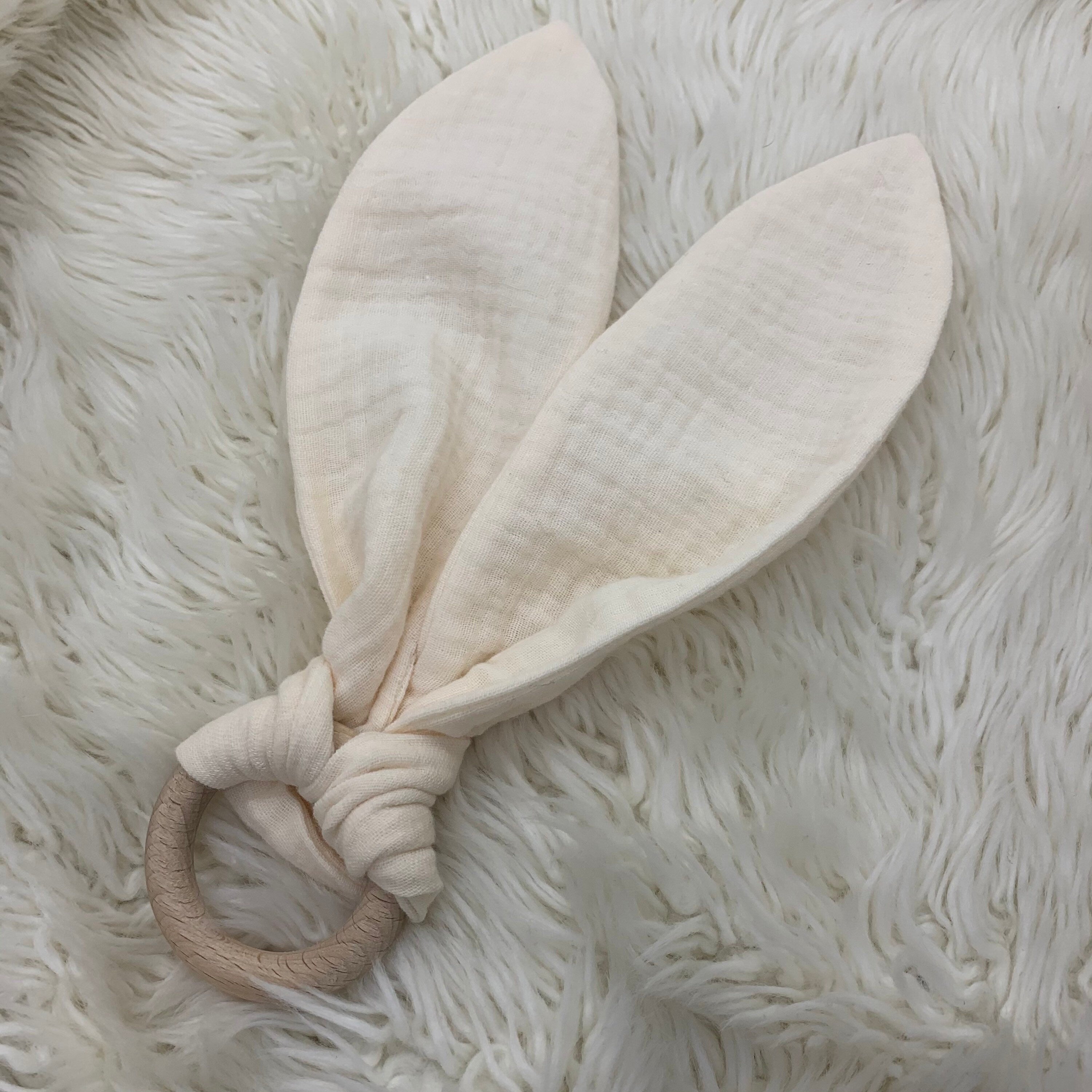 Beißring Hasenohren Greifling Zahnungsspielzeug Holzring weiss vanilla Uni Musselin