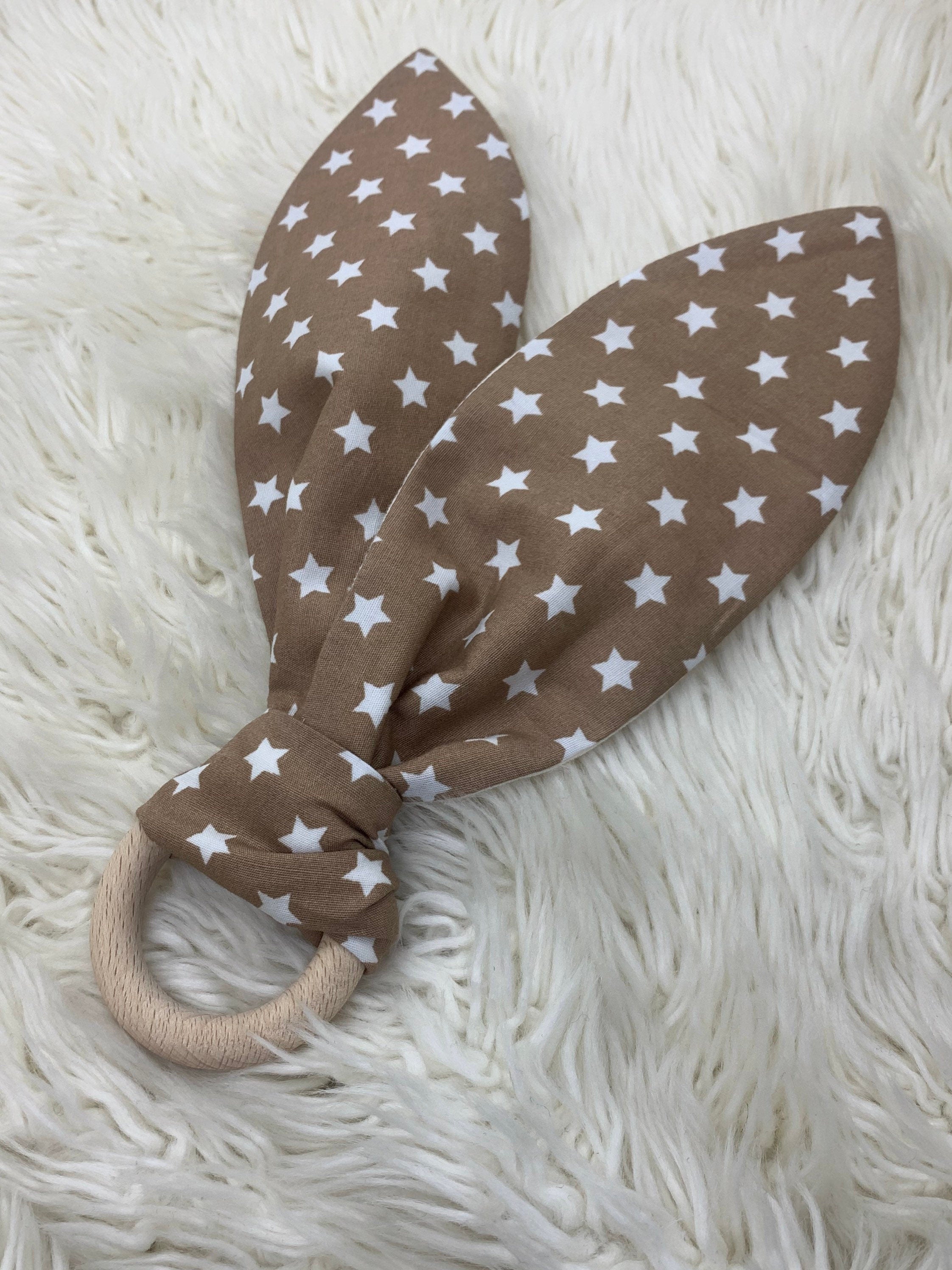 Beißring Hasenohren Greifling Zahnungsspielzeug Holzring braun weiße Sterne