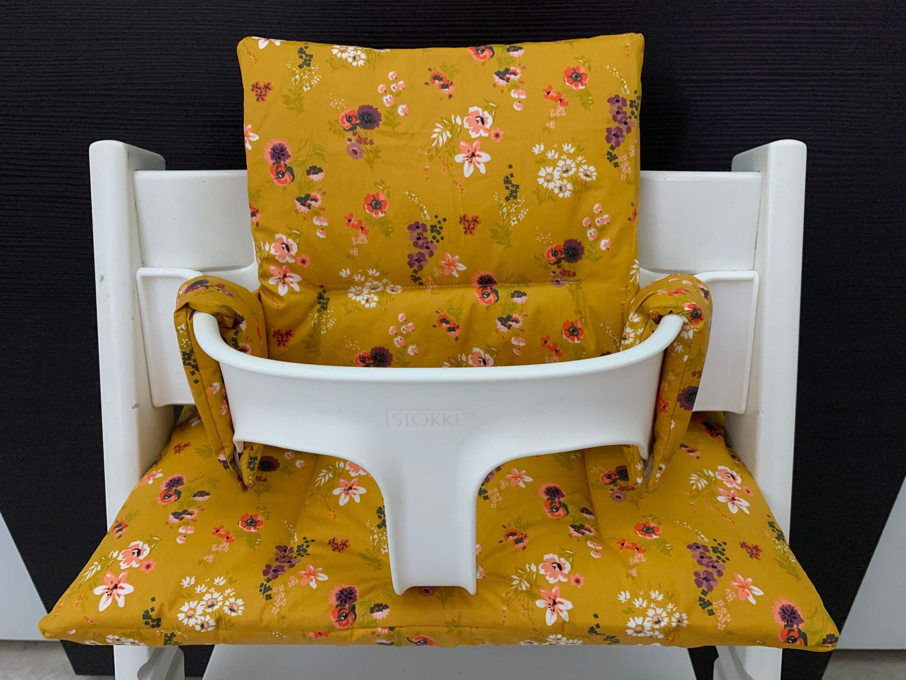 Abwaschbares Tripp Trapp Kissenset für Stokke Hochstuhl - Blüten senffarbend