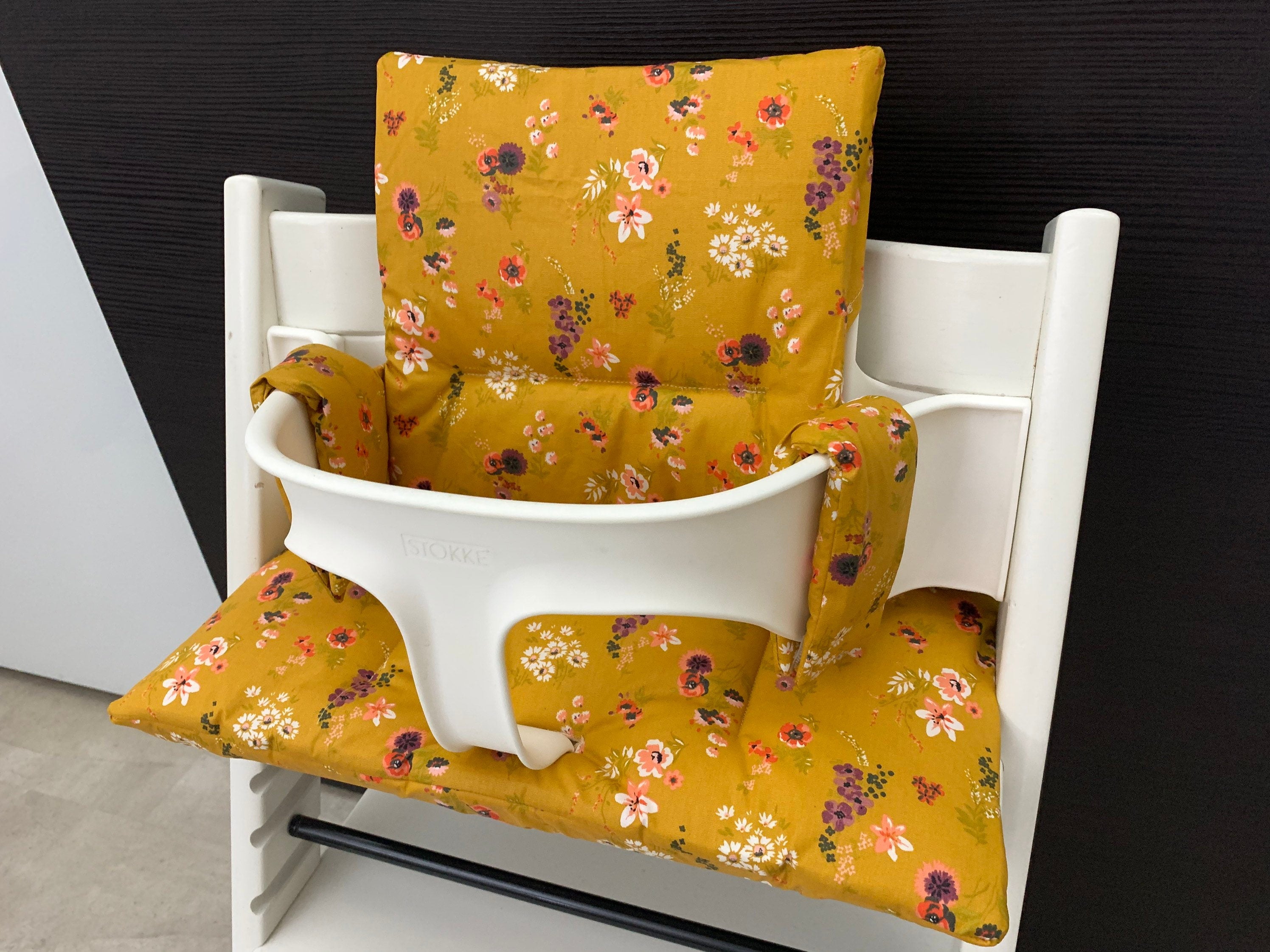 Abwaschbares Tripp Trapp Kissenset für Stokke Hochstuhl - Blüten senffarbend