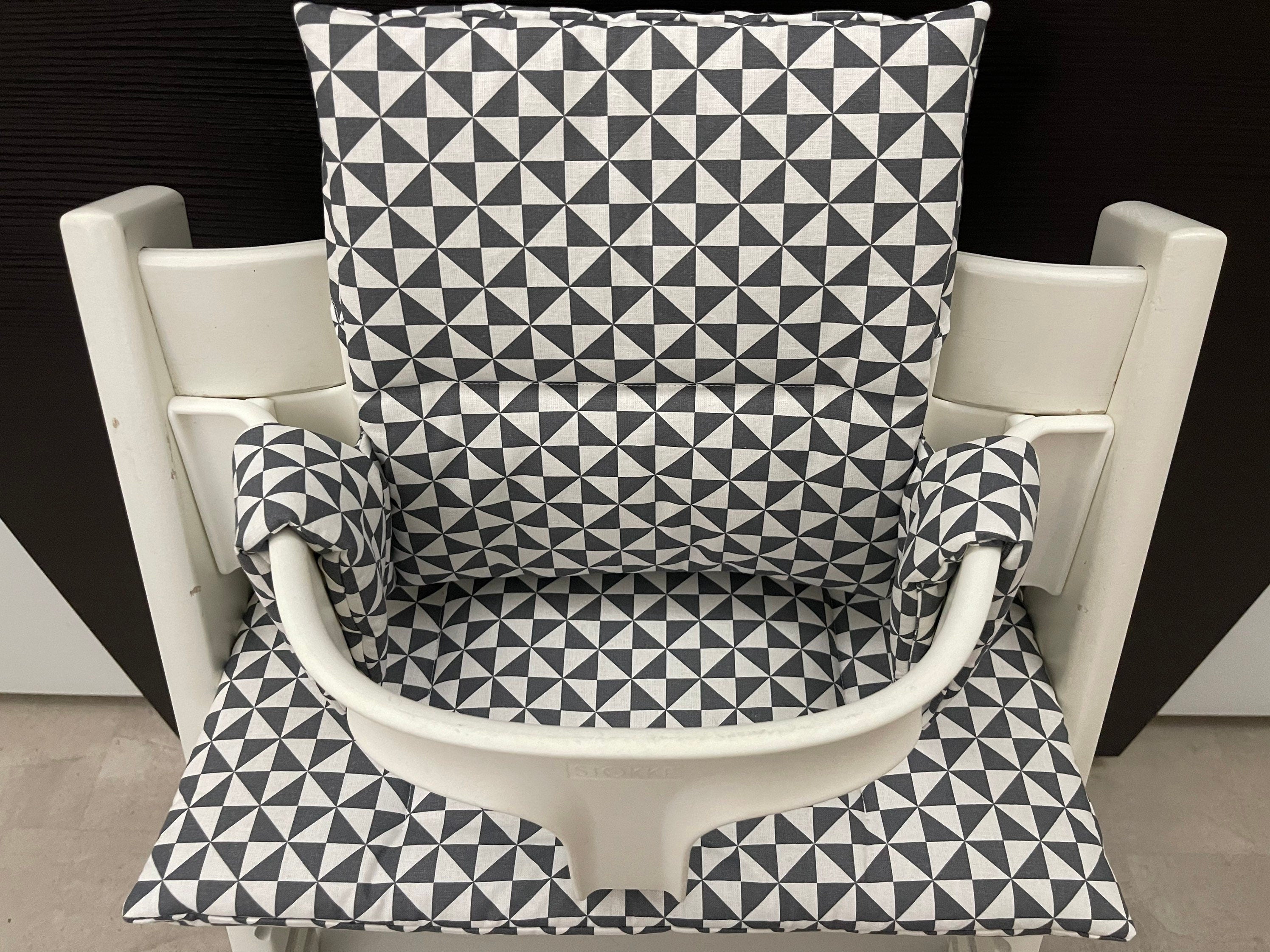 Tripp Trapp Sitzkissen Kissenset für Stokke Hochstuhl - Dreieck Dunkelgrau /Weiß