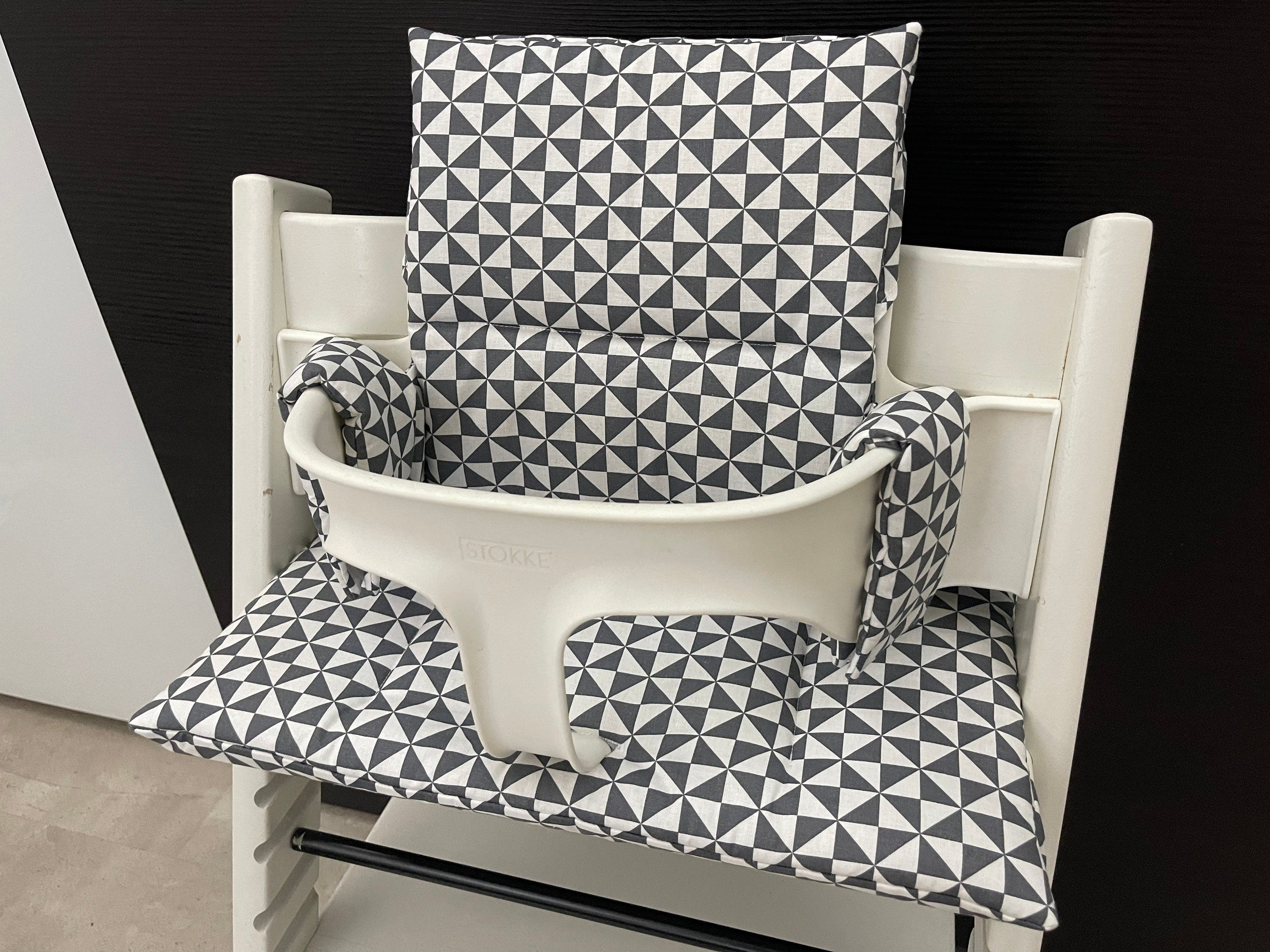 Tripp Trapp Sitzkissen Kissenset für Stokke Hochstuhl - Dreieck Dunkelgrau /Weiß