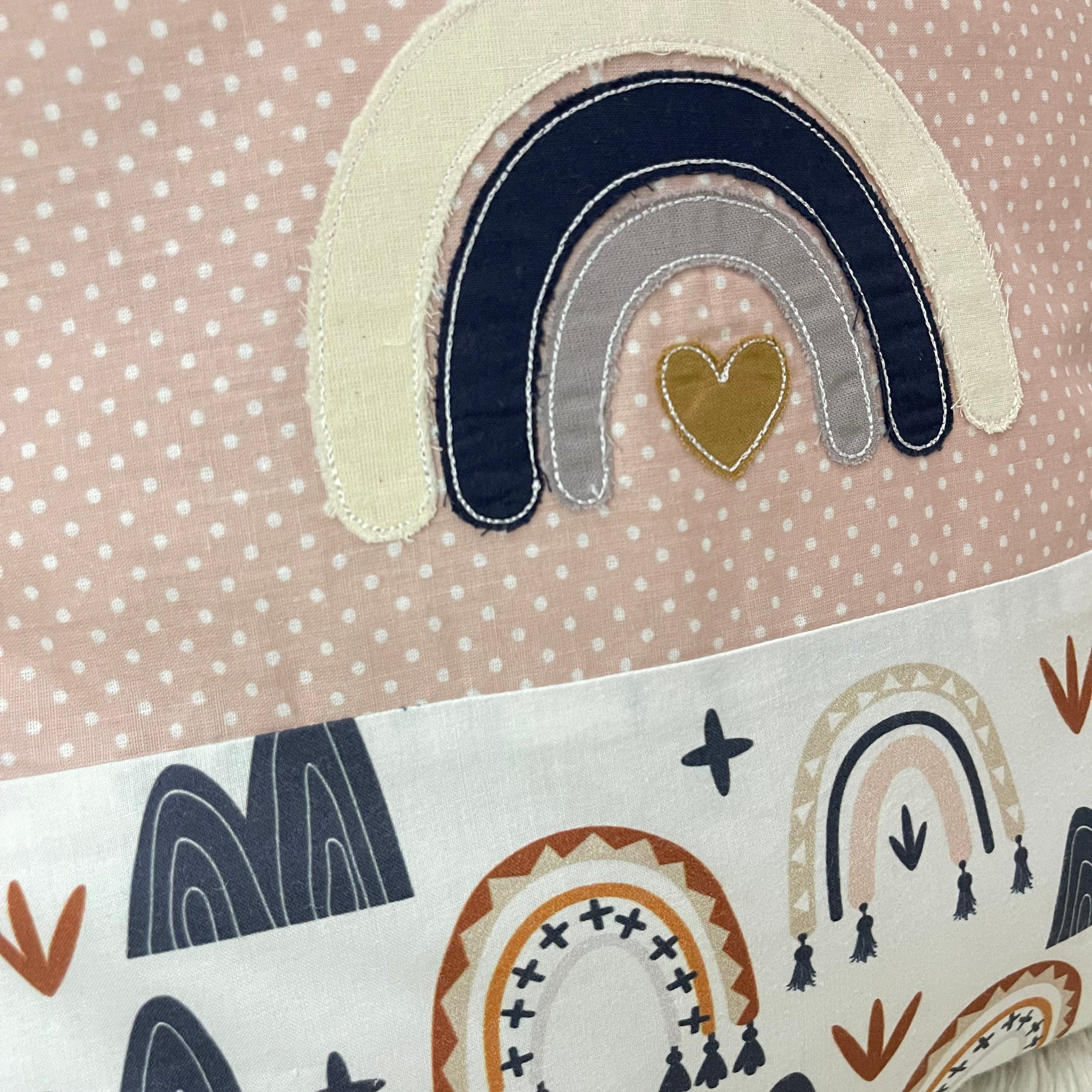 Namenskissen, Kuschelkissen, Personalisierung gestickt | Regenbogen Boho