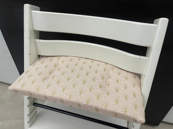Tripp Trapp Sitzkissen Kissenset für Stokke Hochstuhl - Lurexeffekte Glamour Schuppen Fächer rosa goldfarbig