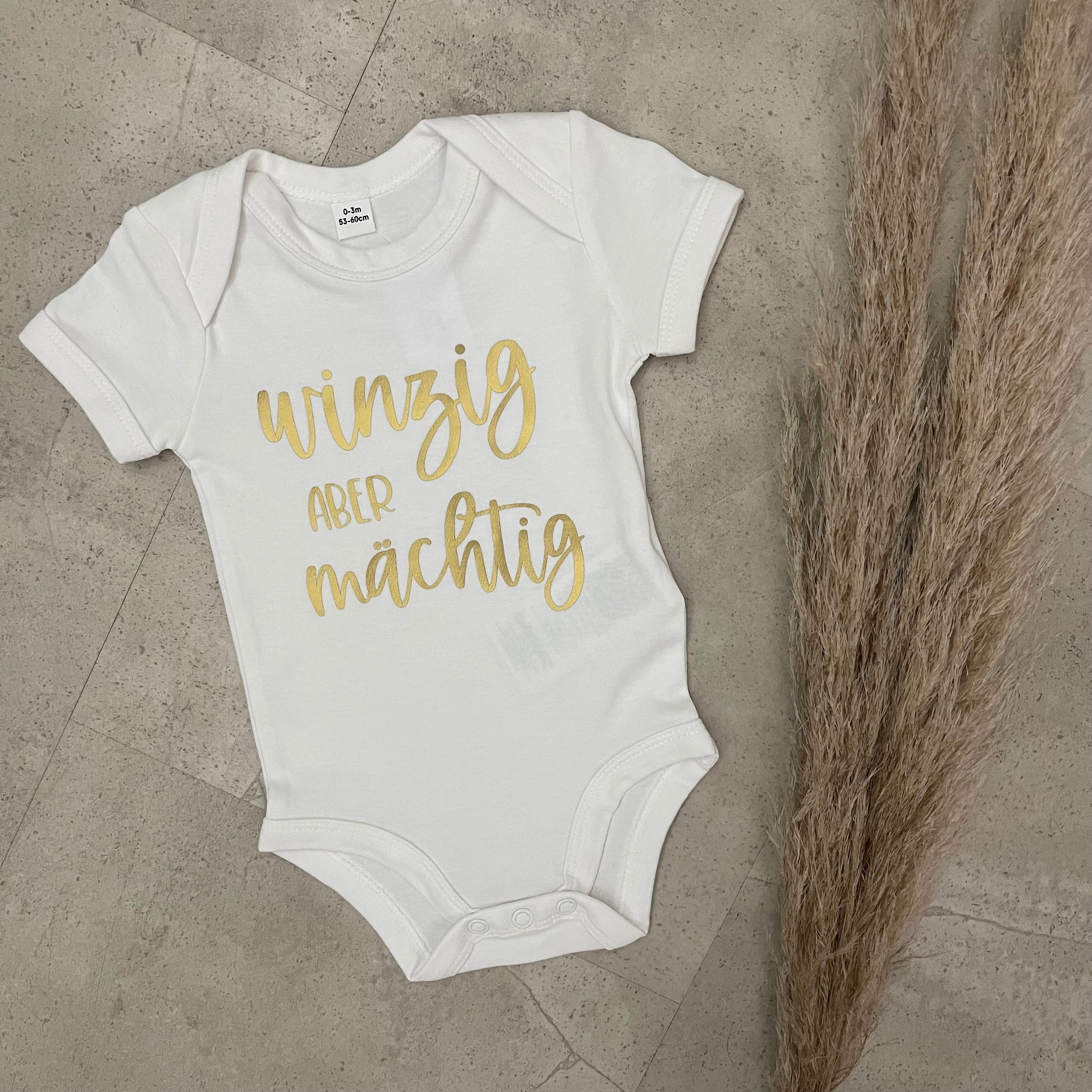 Babybody kurzarm - Winzig aber mächtig | Schwangerschaft | Baby | Geburt | Babygeschenk | Geburtsgeschenk | Newborn