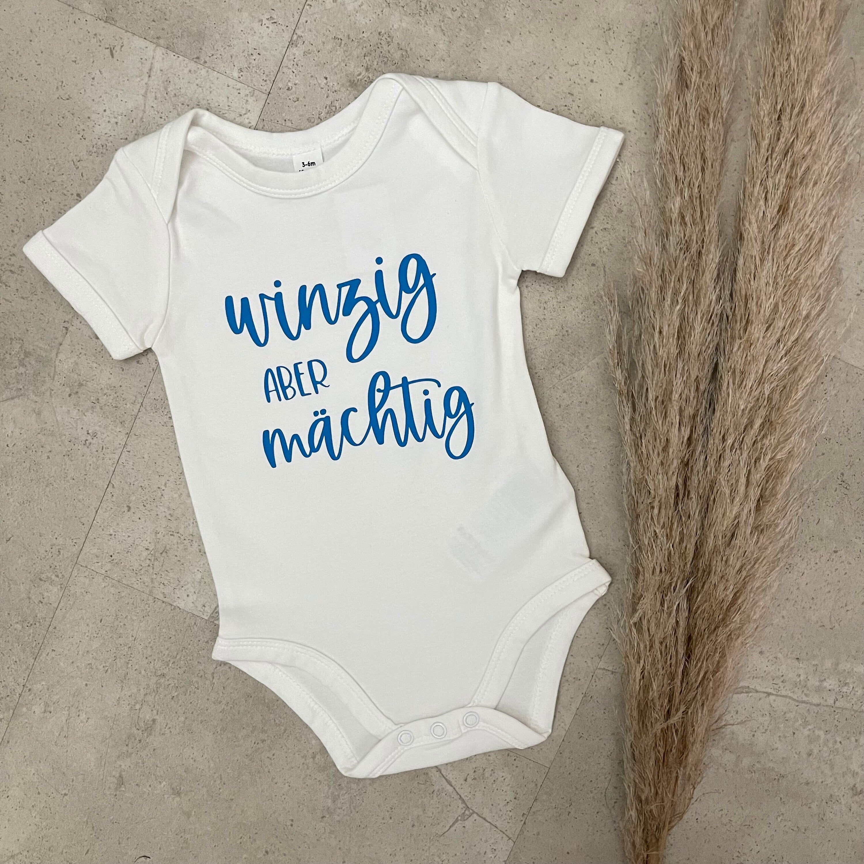 Babybody kurzarm - Winzig aber mächtig | Schwangerschaft | Baby | Geburt | Babygeschenk | Geburtsgeschenk | Newborn