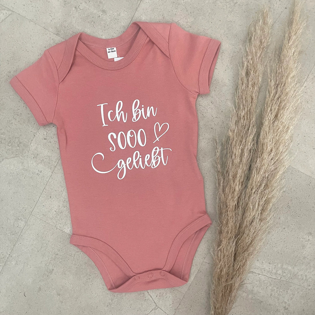 Babybody kurzarm - Ich bin sooo geliebt | Schwangerschaft | Baby | Geburt | Babygeschenk | Geburtsgeschenk | Newborn