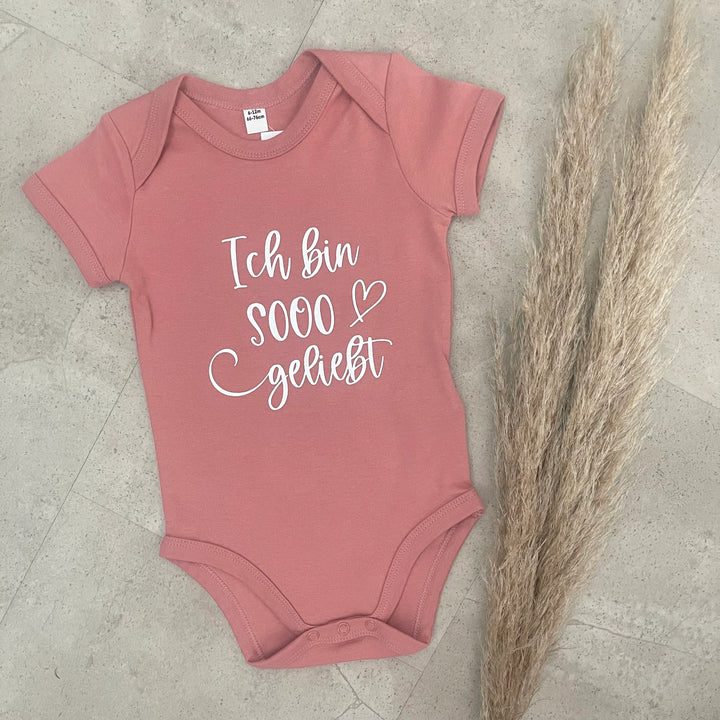 Babybody kurzarm - Ich bin sooo geliebt | Schwangerschaft | Baby | Geburt | Babygeschenk | Geburtsgeschenk | Newborn