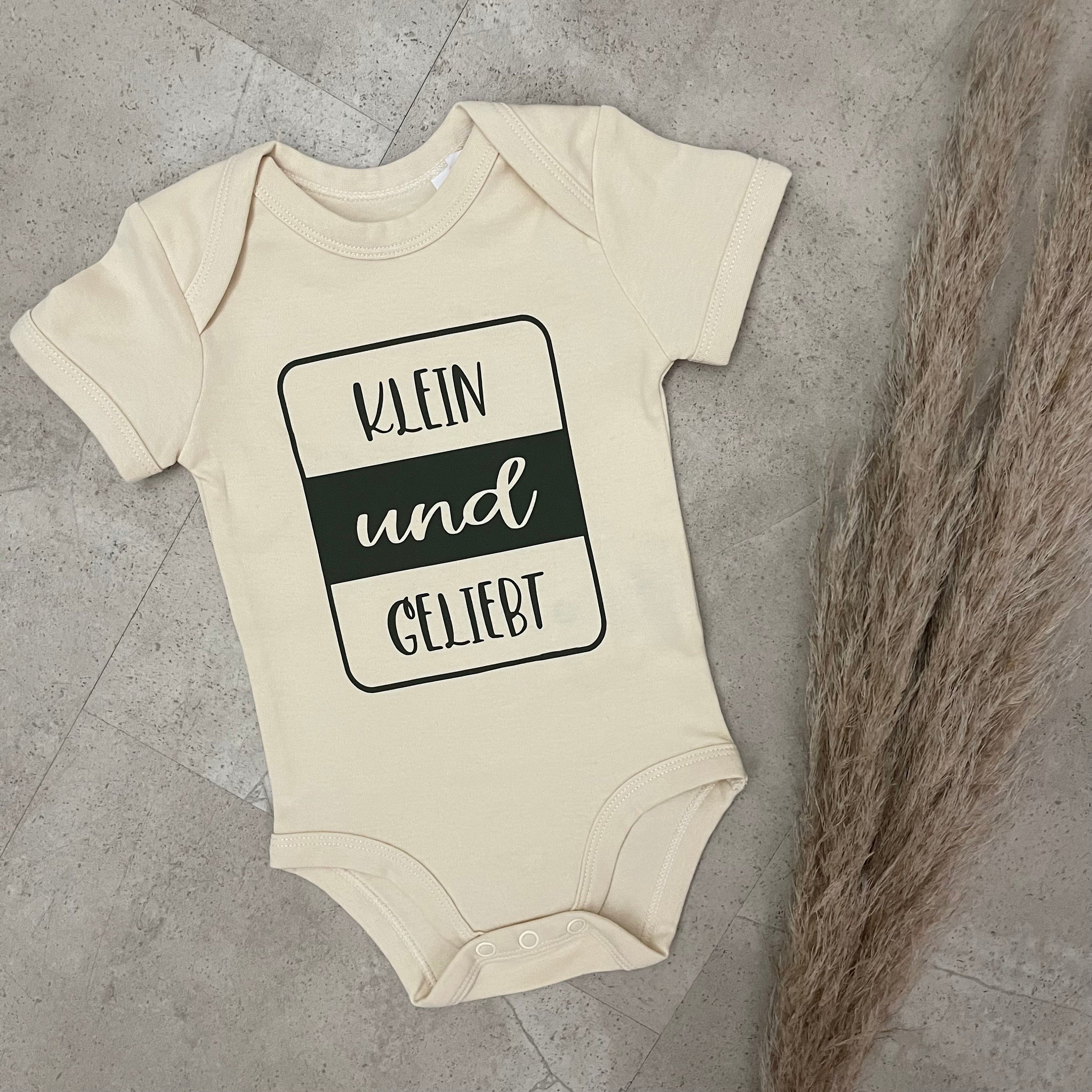 Babybody kurzarm - Klein und Geliebt | Schwangerschaft | Baby | Geburt | Babygeschenk | Geburtsgeschenk | Newborn