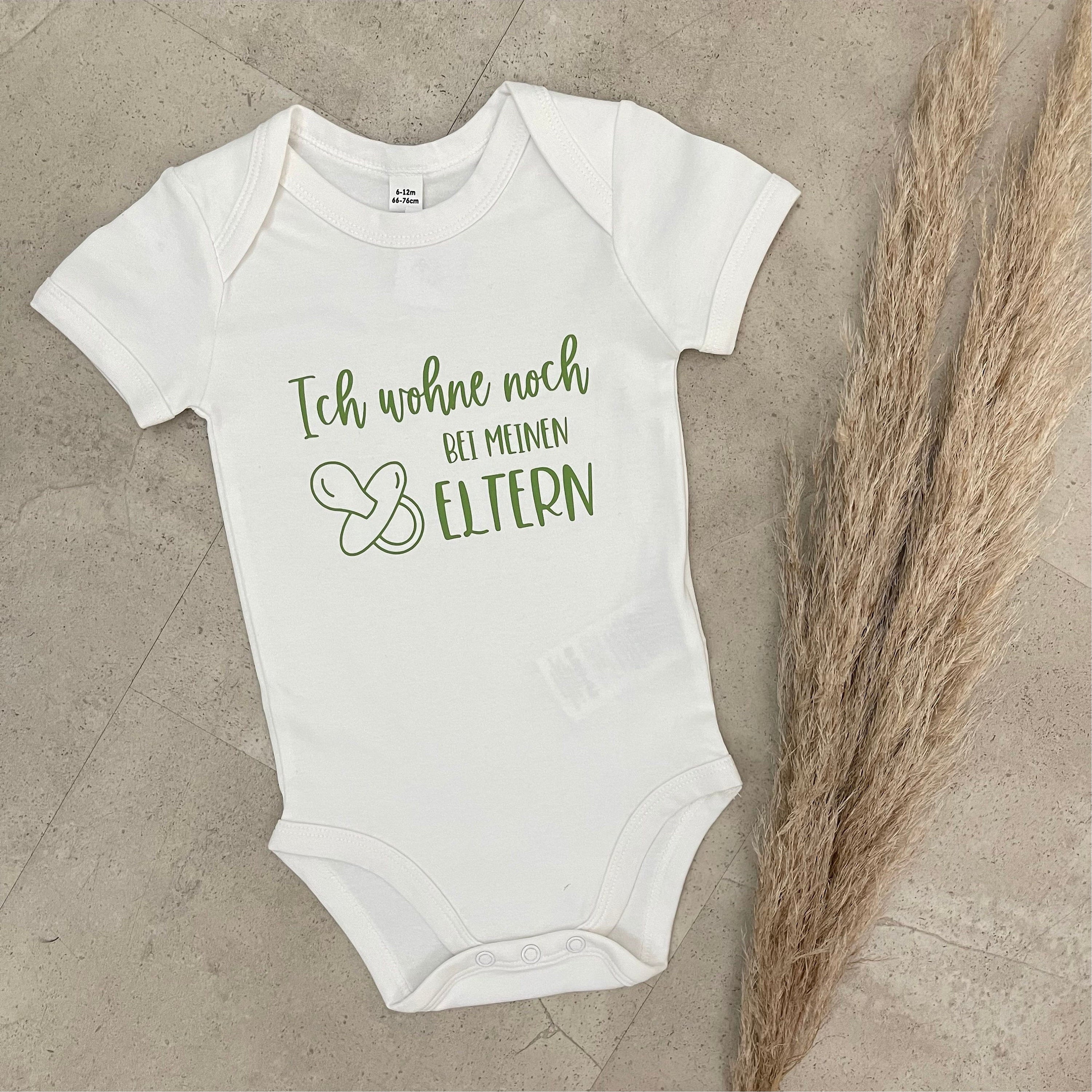 Babybody kurzarm - Ich wohne noch bei meinen Eltern | Schwangerschaft | Baby | Geburt | Babygeschenk | Geburtsgeschenk | Newborn