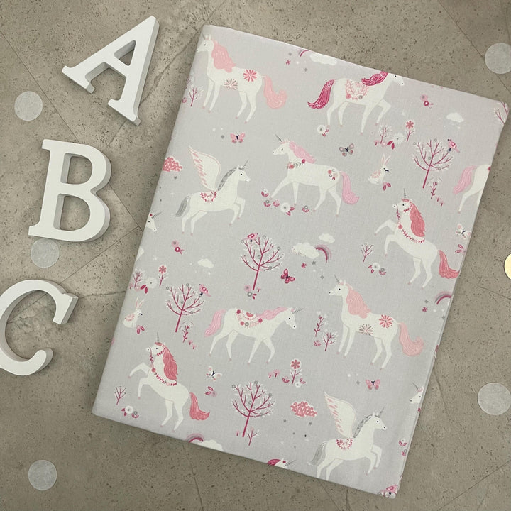 Handgefertigte Zeugnishülle aus Stoff – personalisiert & bestickt, perfektes Geschenk für Schüler - Einhorn